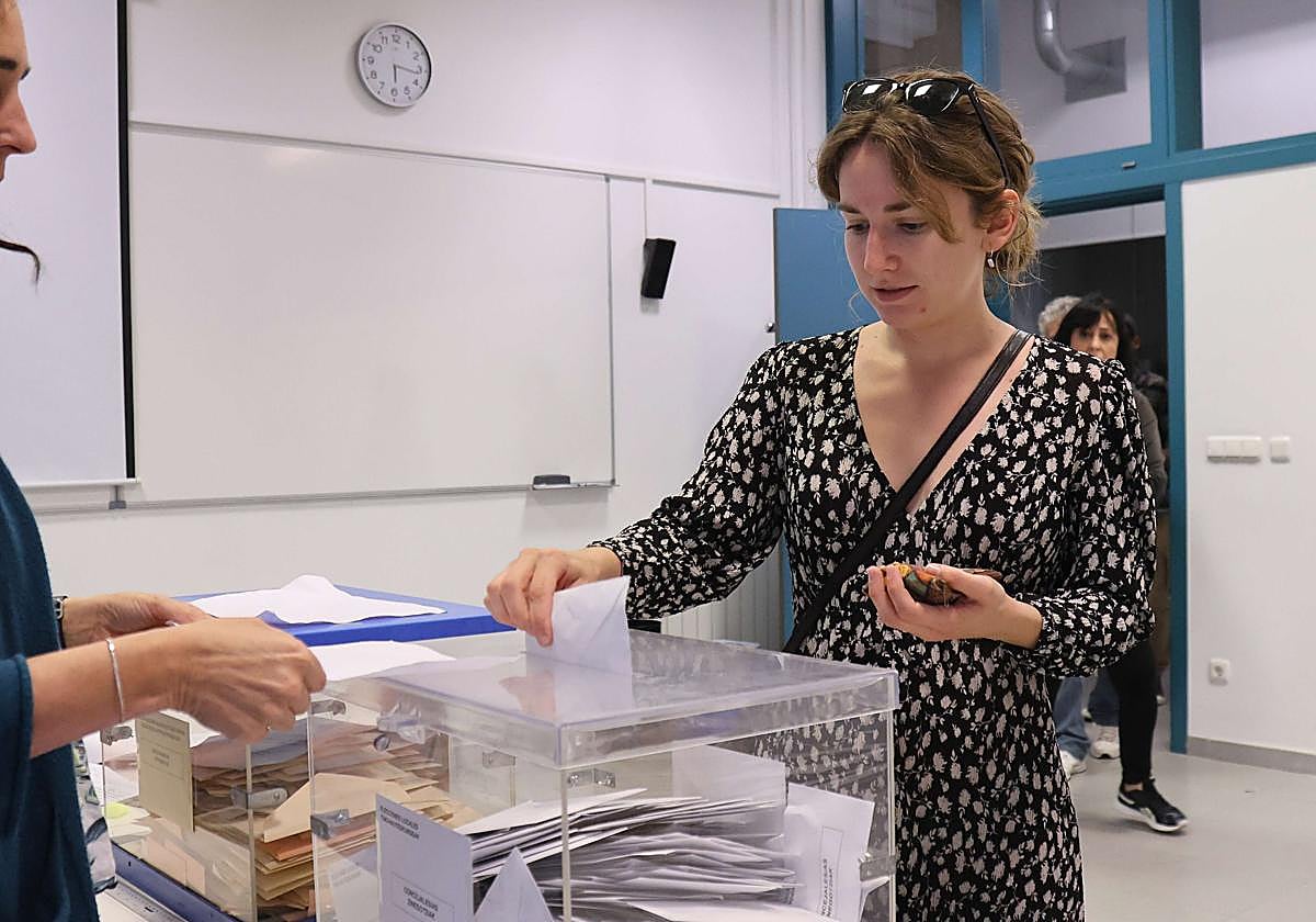 Votación en un colegio donostiarra.