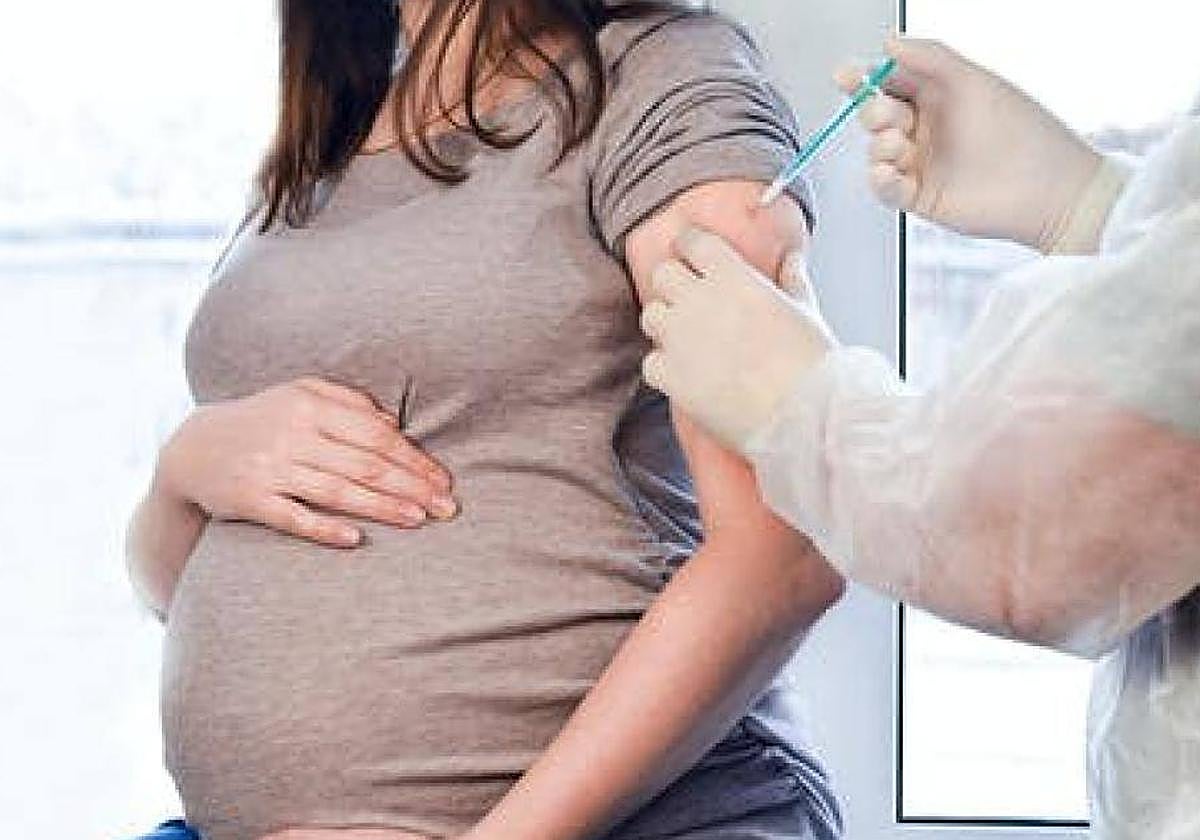 Una embarazada recibe una vacuna.