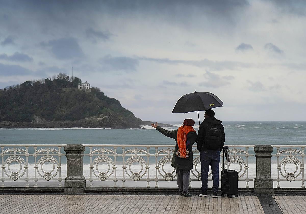 Un martes marcado por el frío y la lluvia dará paso a un miércoles con alerta por viento y olas