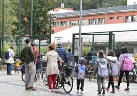 Unos niños acceden a un colegio en San Sebastián.