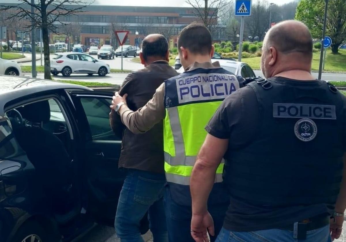 Agentes de la Policía Nacional y Gendarmería Francesa detienen en Irun al matrimonio que defraudaba a la Hacienda Pública y Seguridad Pública.