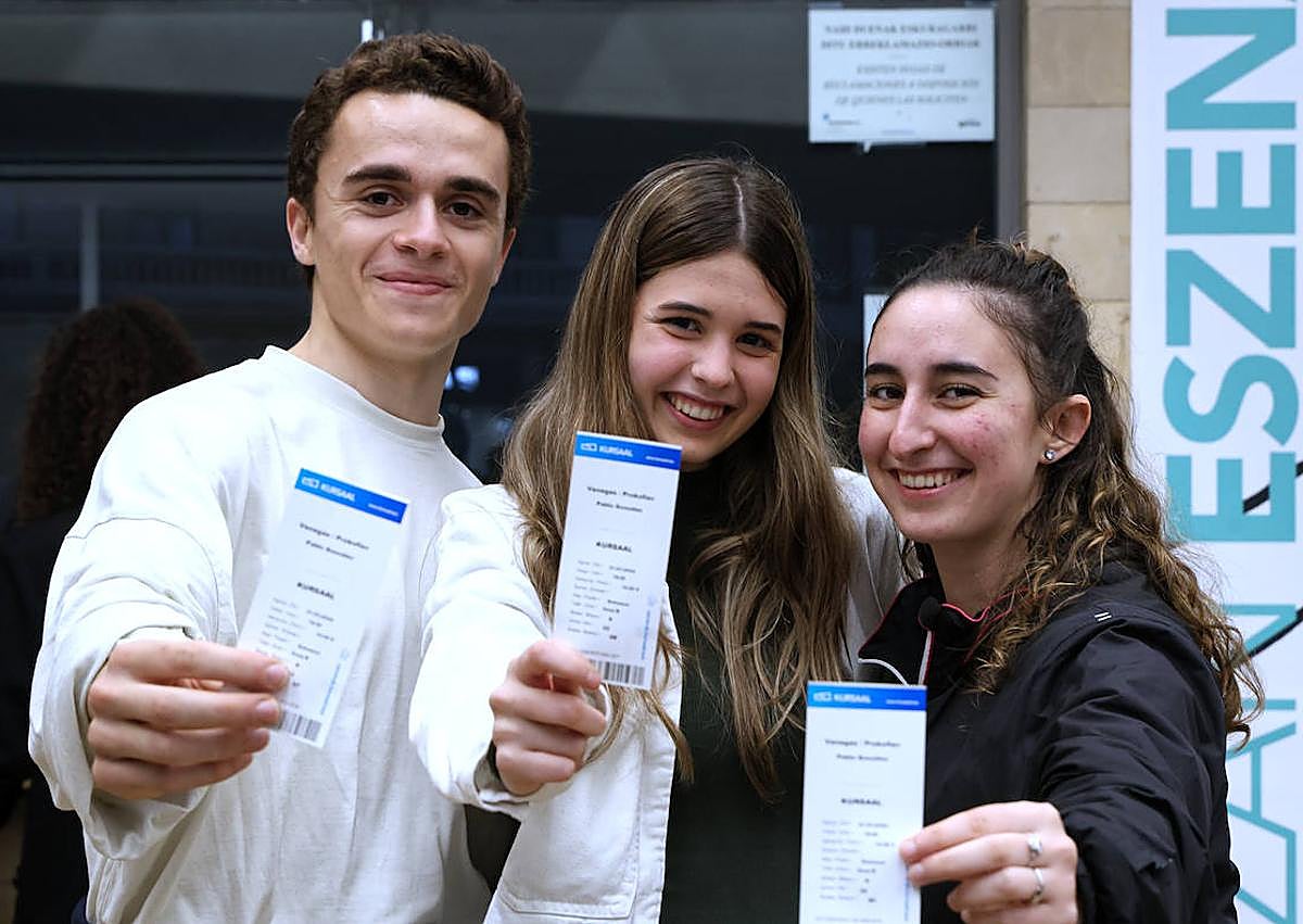 Imagen secundaria 1 - Juan Luis García, de Ciudad Real y Ramón Beltrán, de Petrer (Alicante), son percusionistas y Maitane Arretxe, de Irun, estudia acordeón con Miren Iñarga (1). El pianista Telmo Carvajal, la gasteiztarra Lucía Corres que estudia Pegagogía musical y la alumna de canto lírico Pilar Sánchez (2). Aitor Bartolomé, Pablo Mira y Nerea Roch (3).