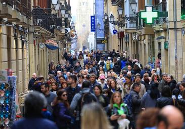 La calle Mayor de Donostia, repleta de turistas y visitantes este Jueves Santo.