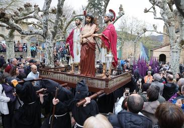 Una gran multitud escoltó la salida de las figuras desde la iglesia de Santa María de la Asunción.