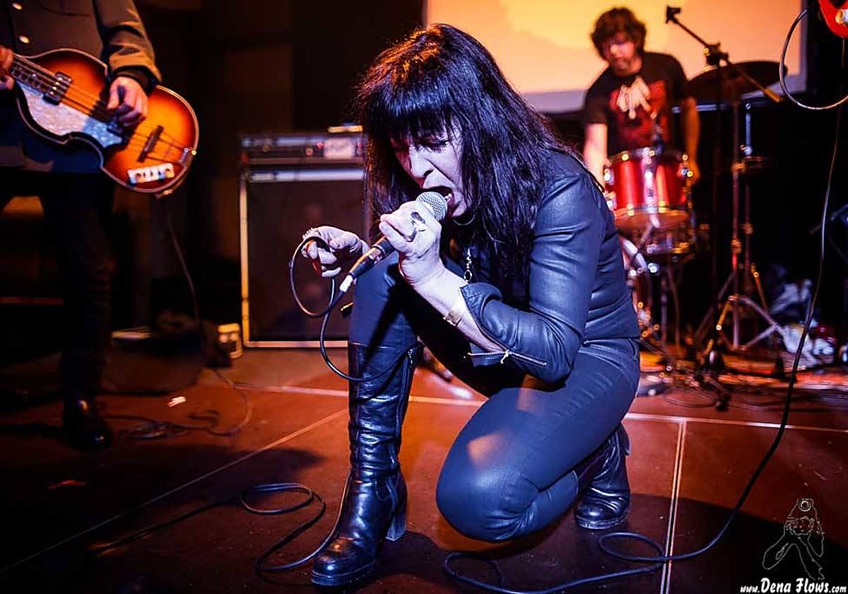 La cantante de The Wylde Tryfles durante un concierto.