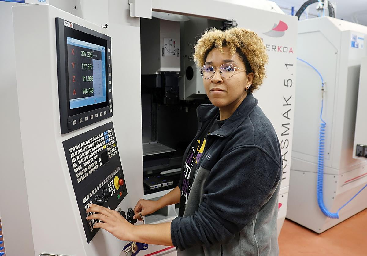 Amaia manipula con destreza una de las máquinas que hay en el taller del Politécnico de Easo.