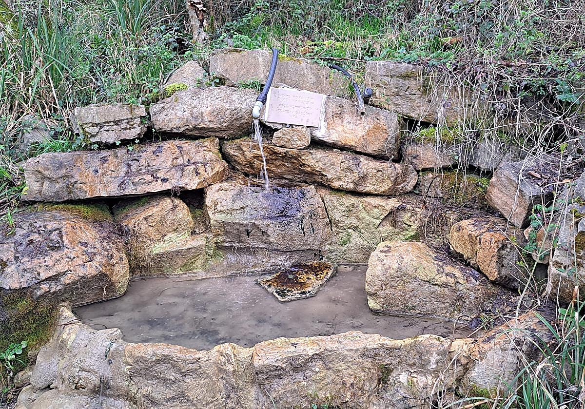 Imagen principal - Muros y piedras que delimitan uno de los habitáculos del castillo. No existe buzón en el lato. 