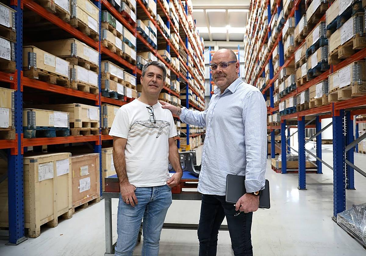 Iker Agote, que acaba de ser contratado en la empresa Jamai, con el gerente, Agustín Arandia.