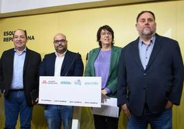 Pernando Barrena, con Oriol Junqueras y el resto de representantes de las coalición.