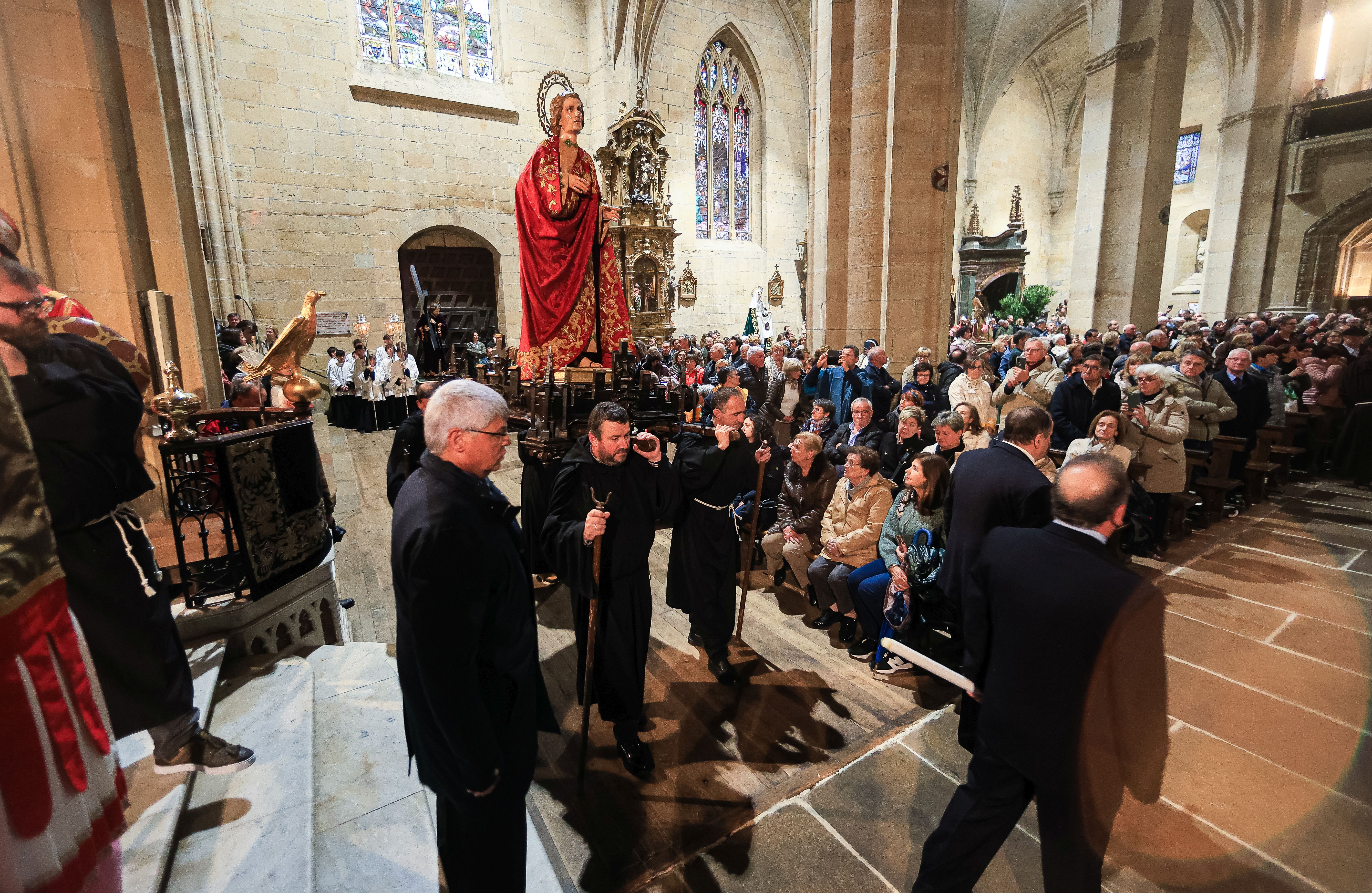 La lluvia confina la procesión dentro de la parroquia en Hondarribia