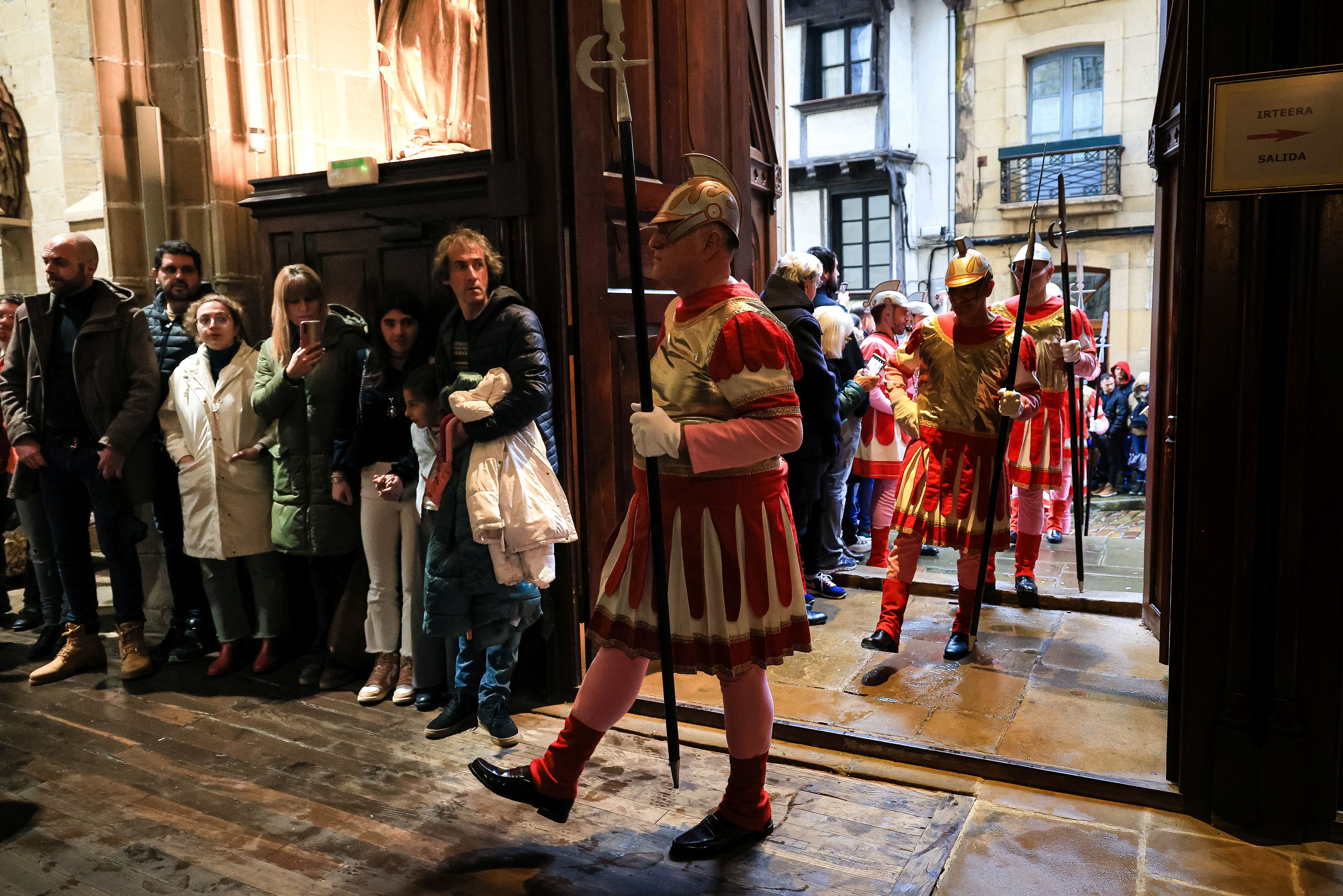 La lluvia confina la procesión dentro de la parroquia en Hondarribia