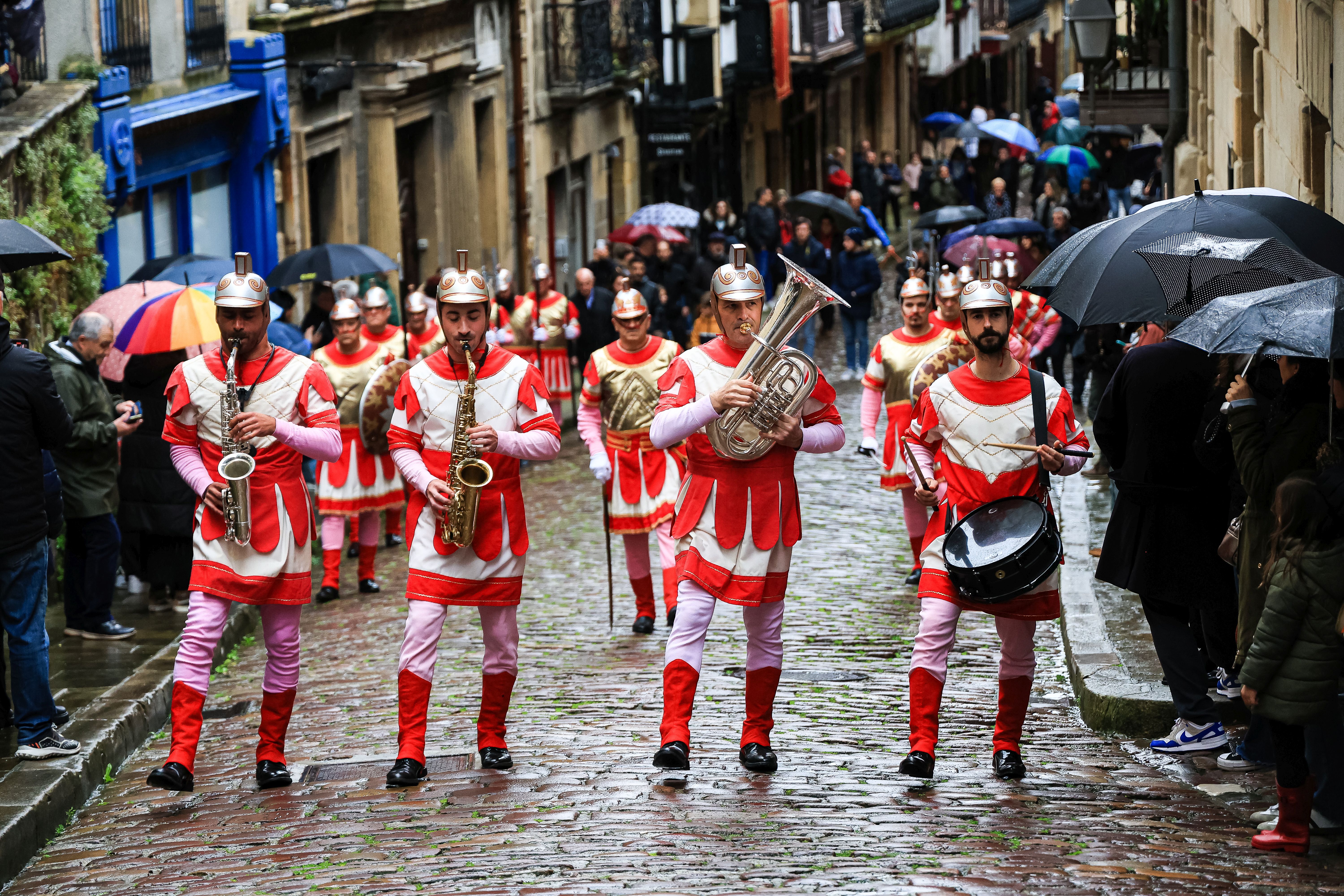 La lluvia confina la procesión dentro de la parroquia en Hondarribia