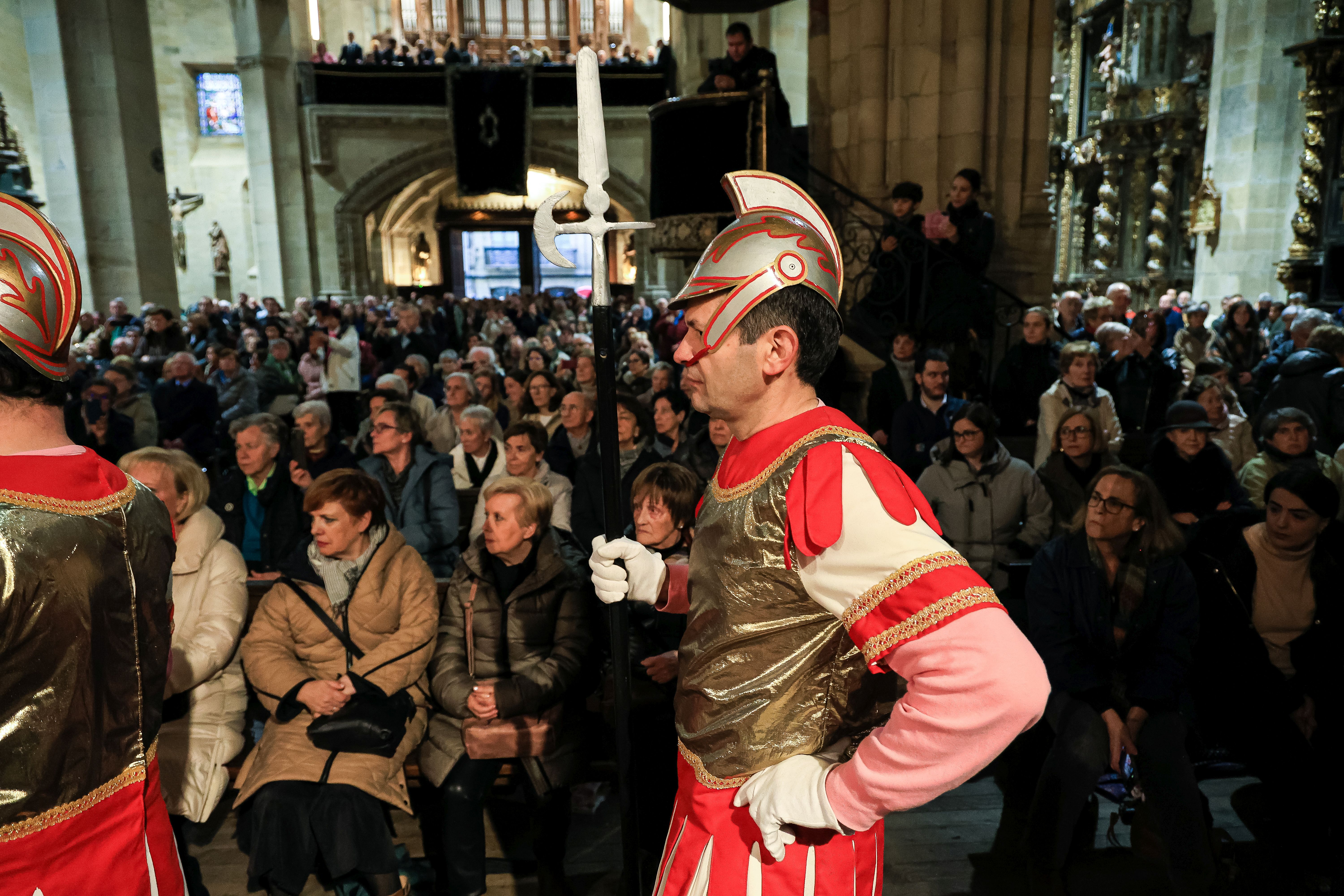 La lluvia confina la procesión dentro de la parroquia en Hondarribia