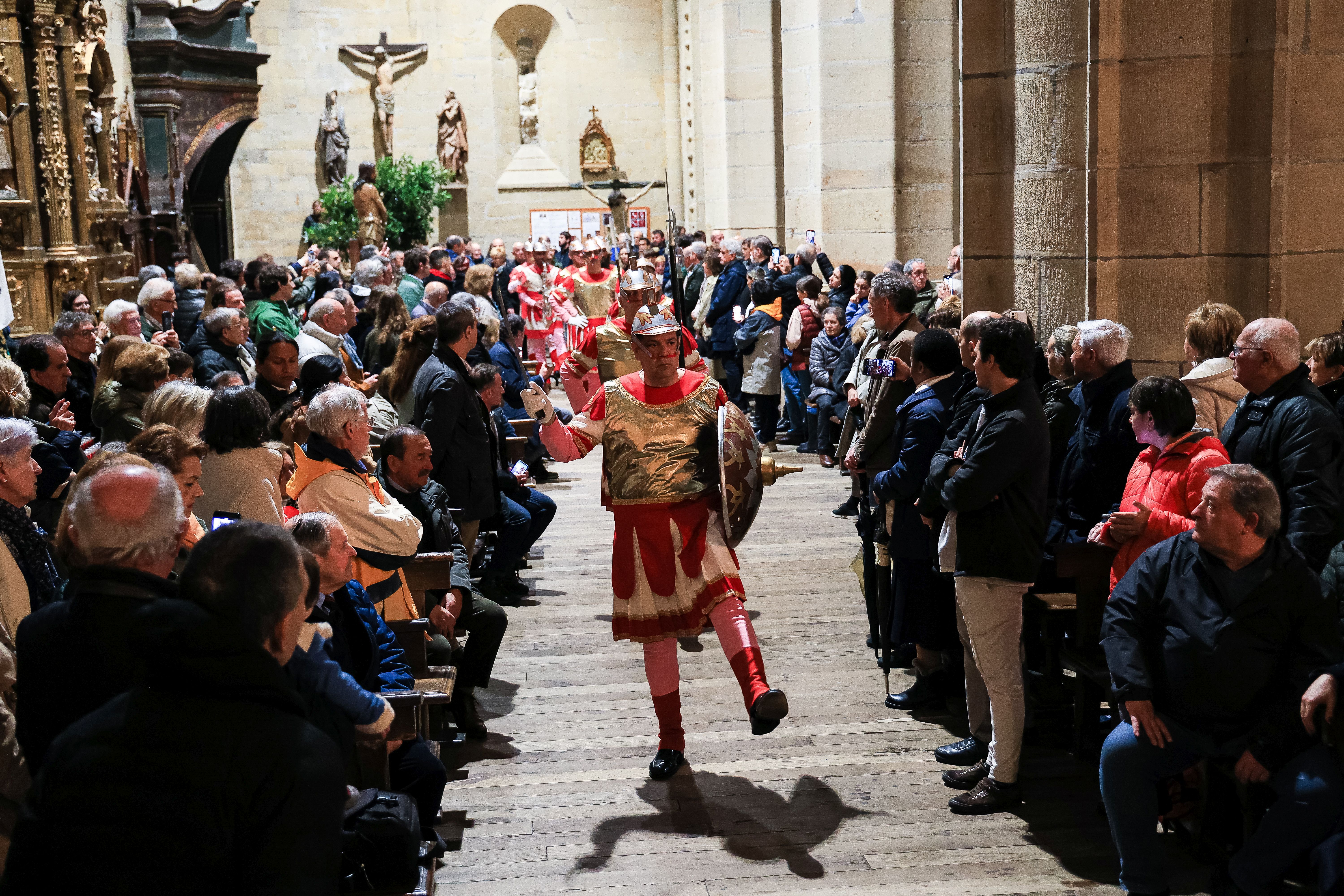 La lluvia confina la procesión dentro de la parroquia en Hondarribia