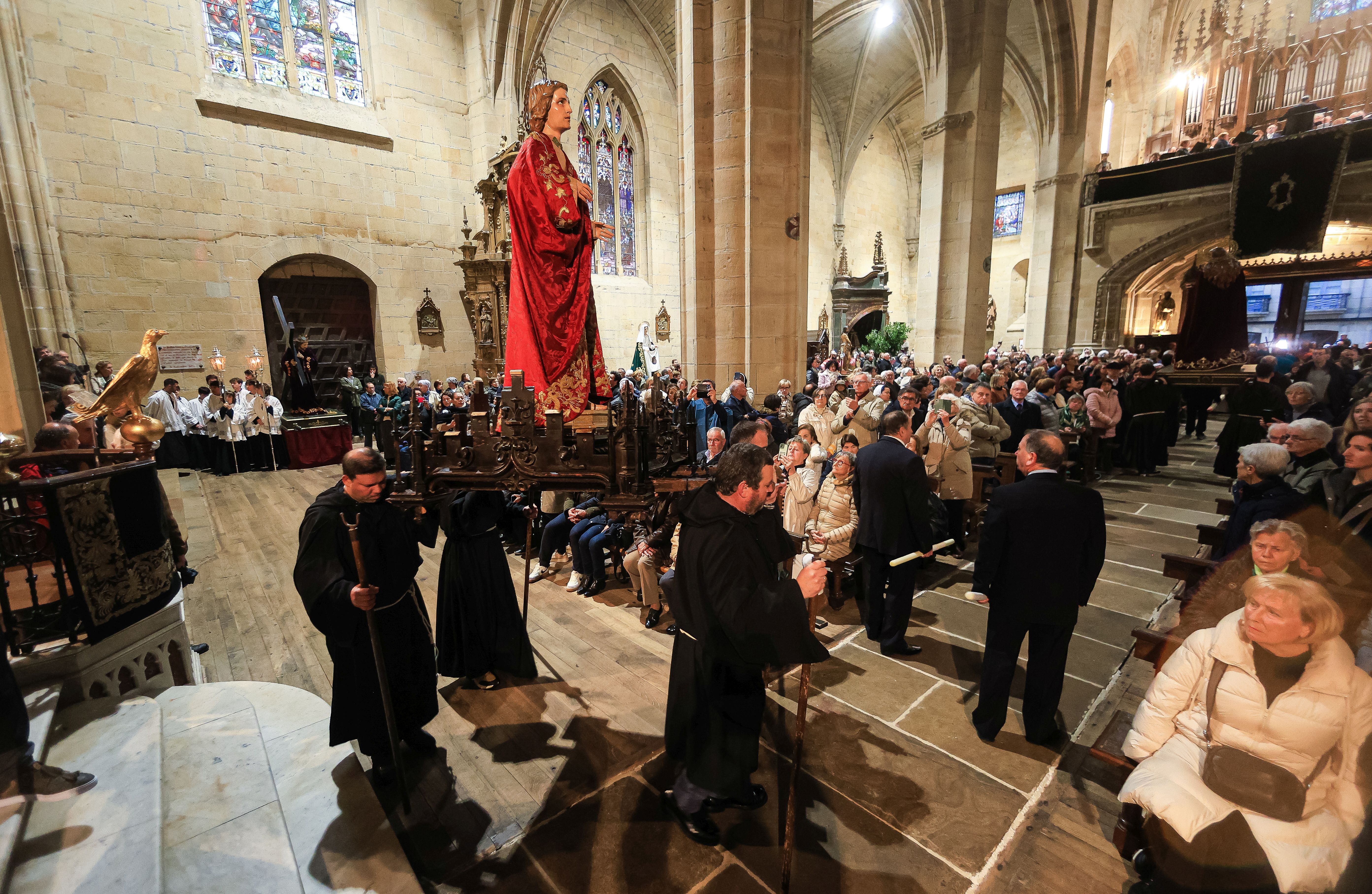 La lluvia confina la procesión dentro de la parroquia en Hondarribia