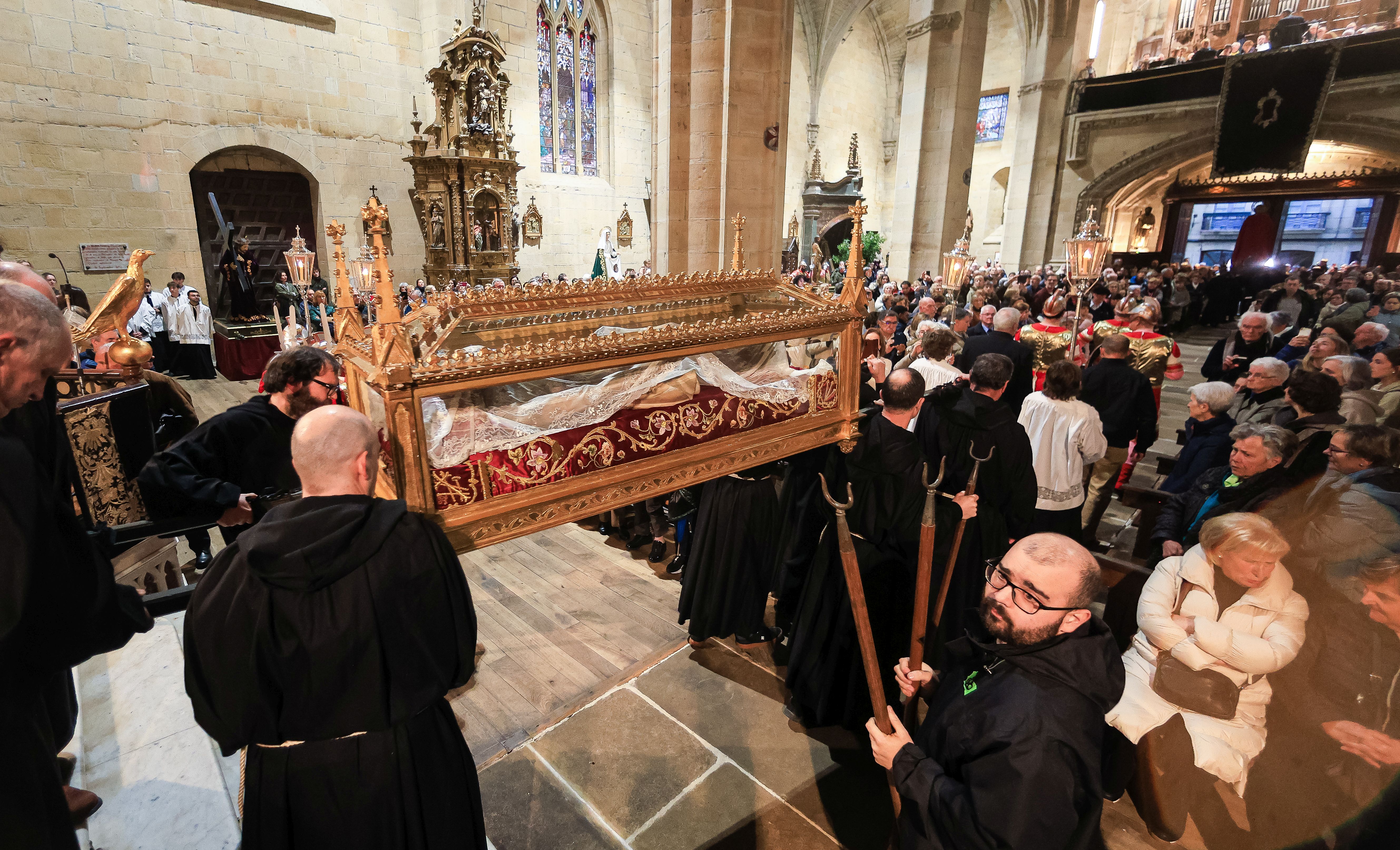 La lluvia confina la procesión dentro de la parroquia en Hondarribia