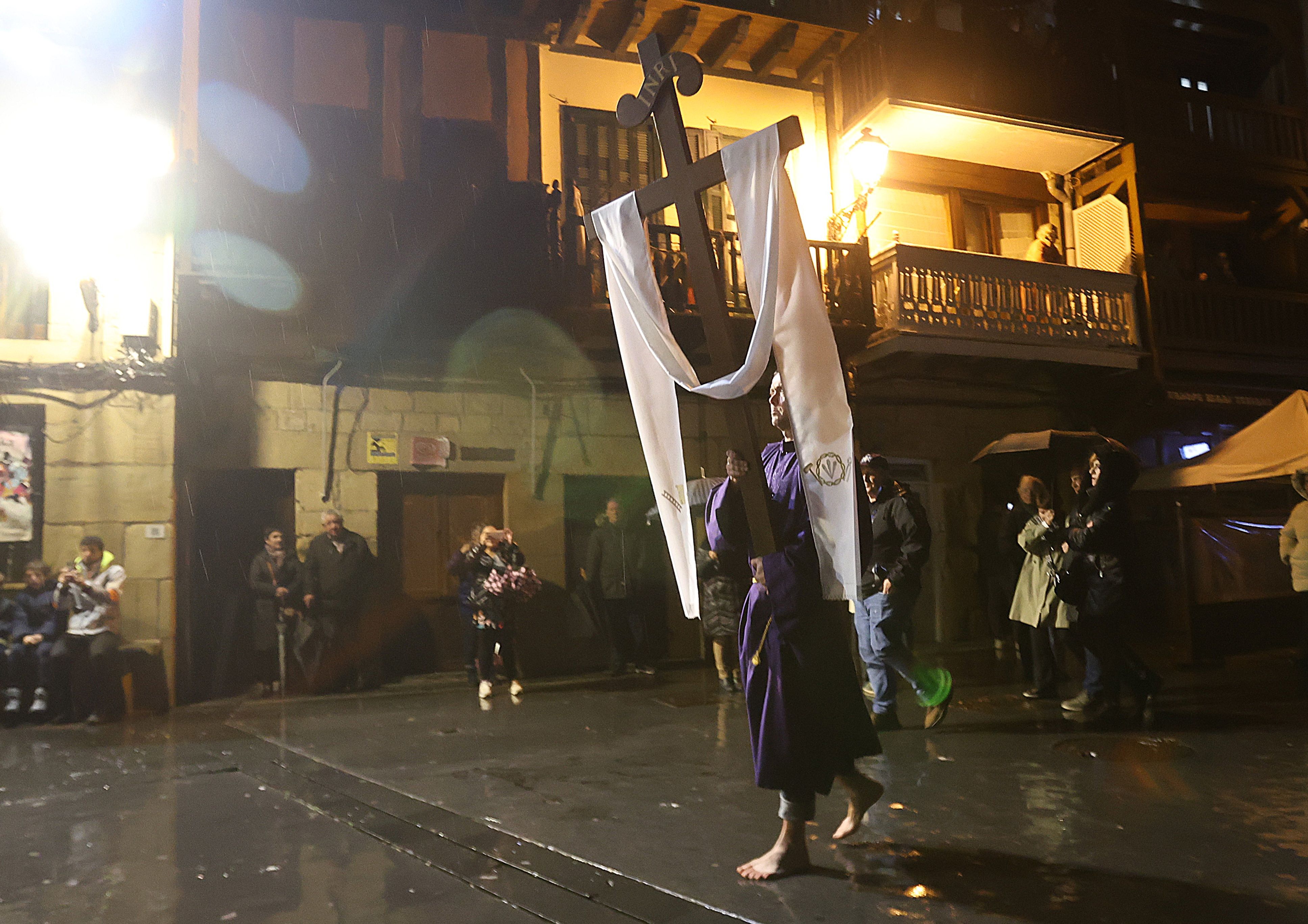 Tradicional procesión del Santo Entierro en Pasai Donibane