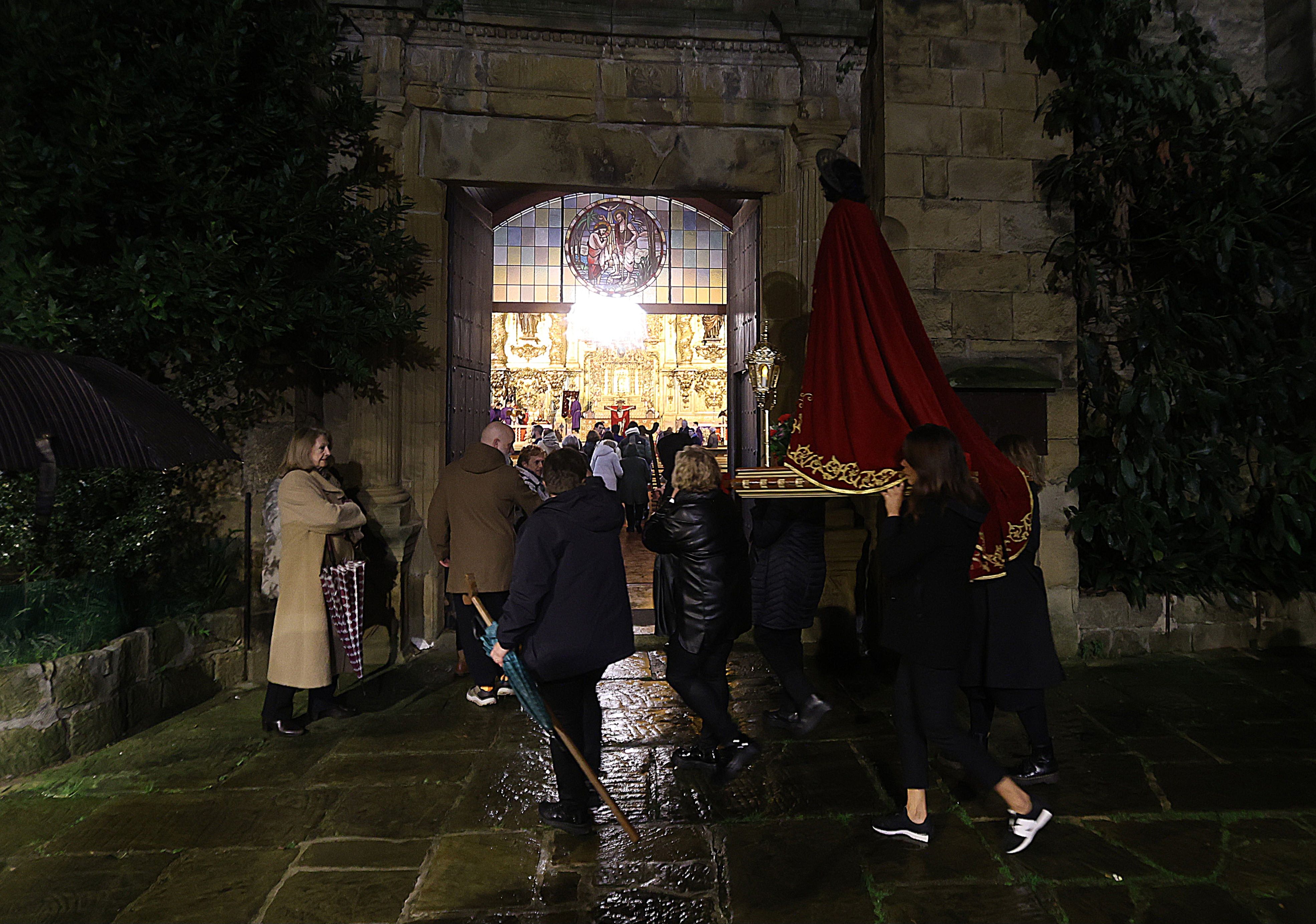 Tradicional procesión del Santo Entierro en Pasai Donibane