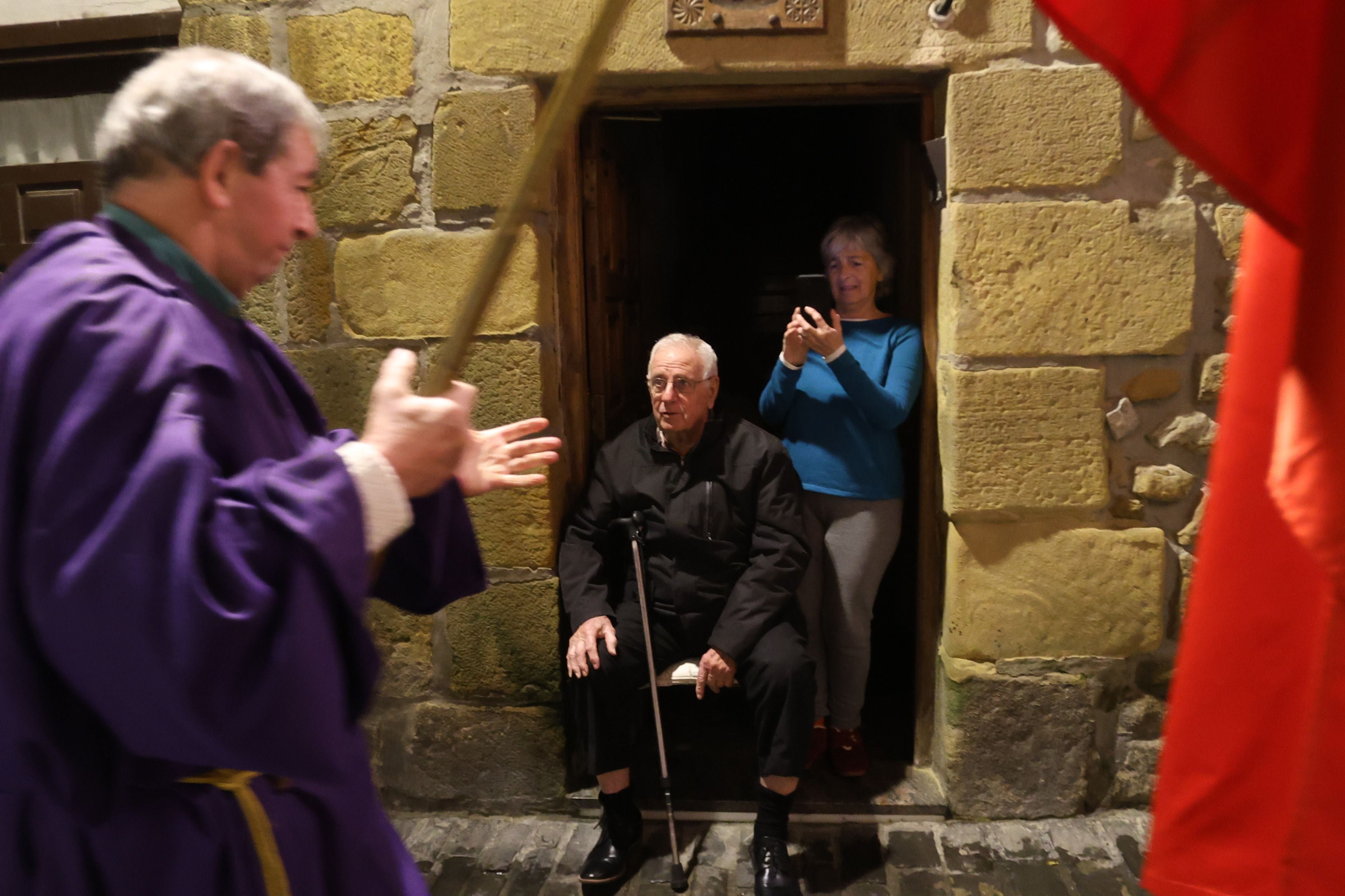 Tradicional procesión del Santo Entierro en Pasai Donibane