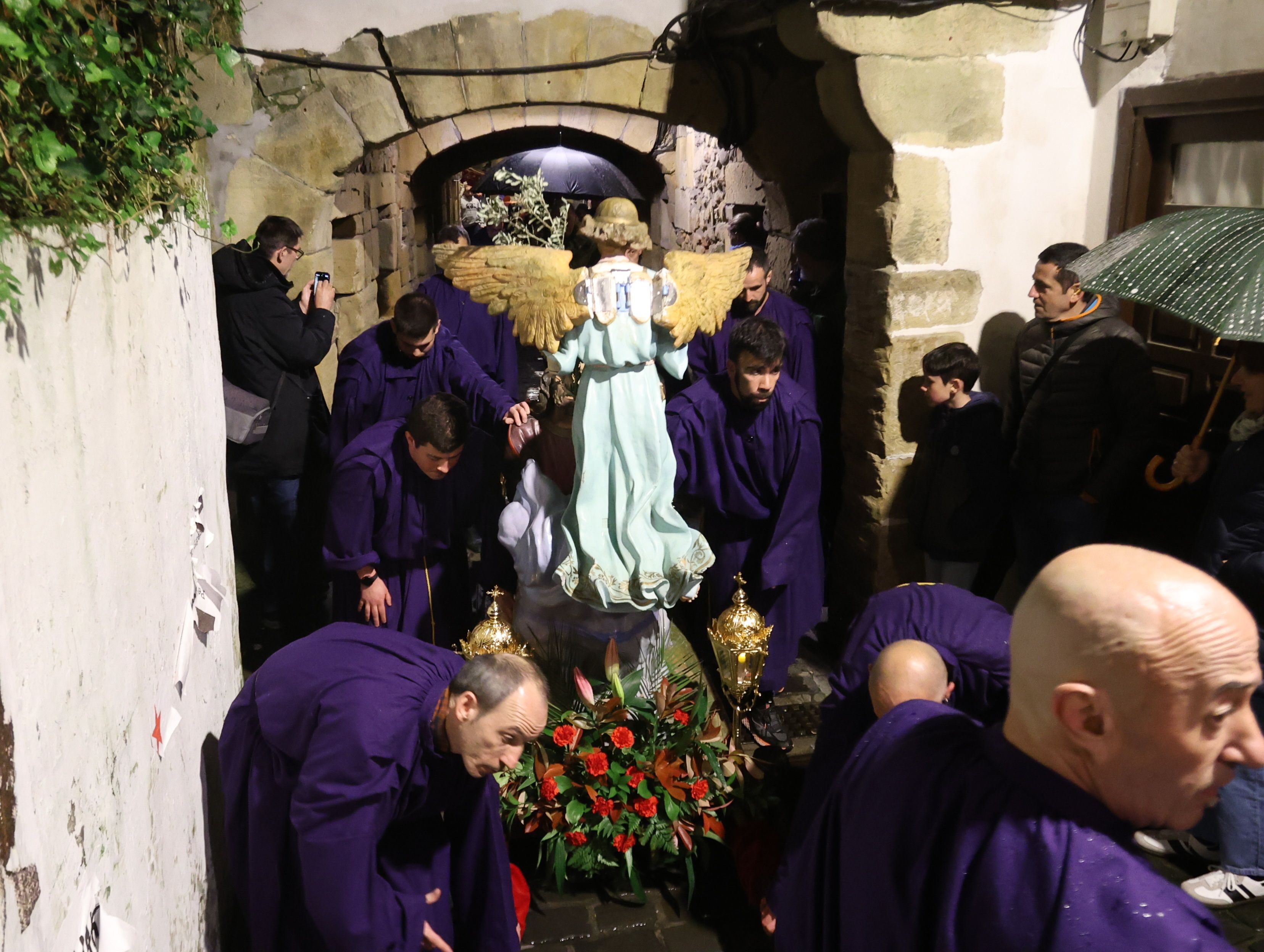 Tradicional procesión del Santo Entierro en Pasai Donibane