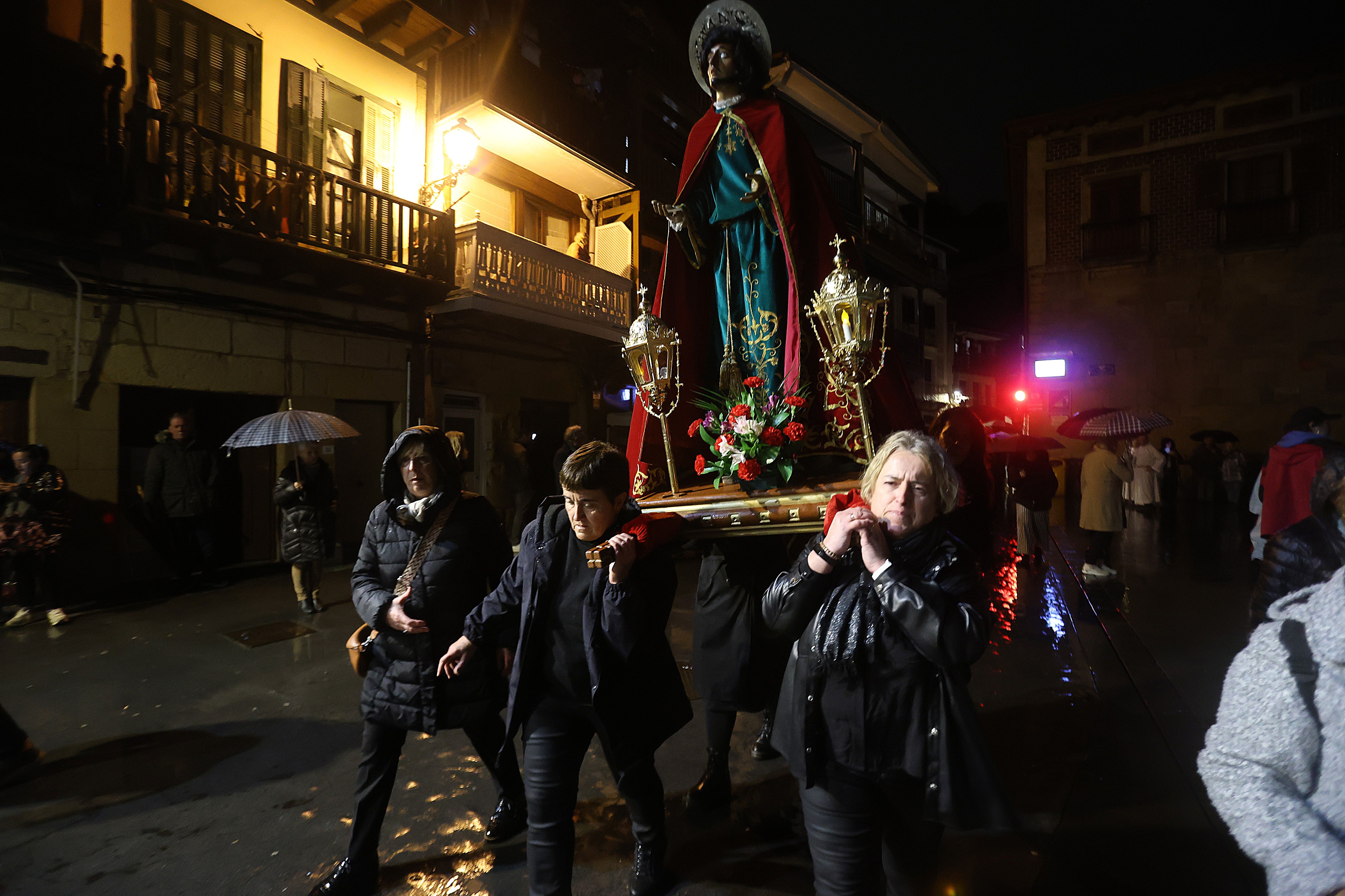 Tradicional procesión del Santo Entierro en Pasai Donibane