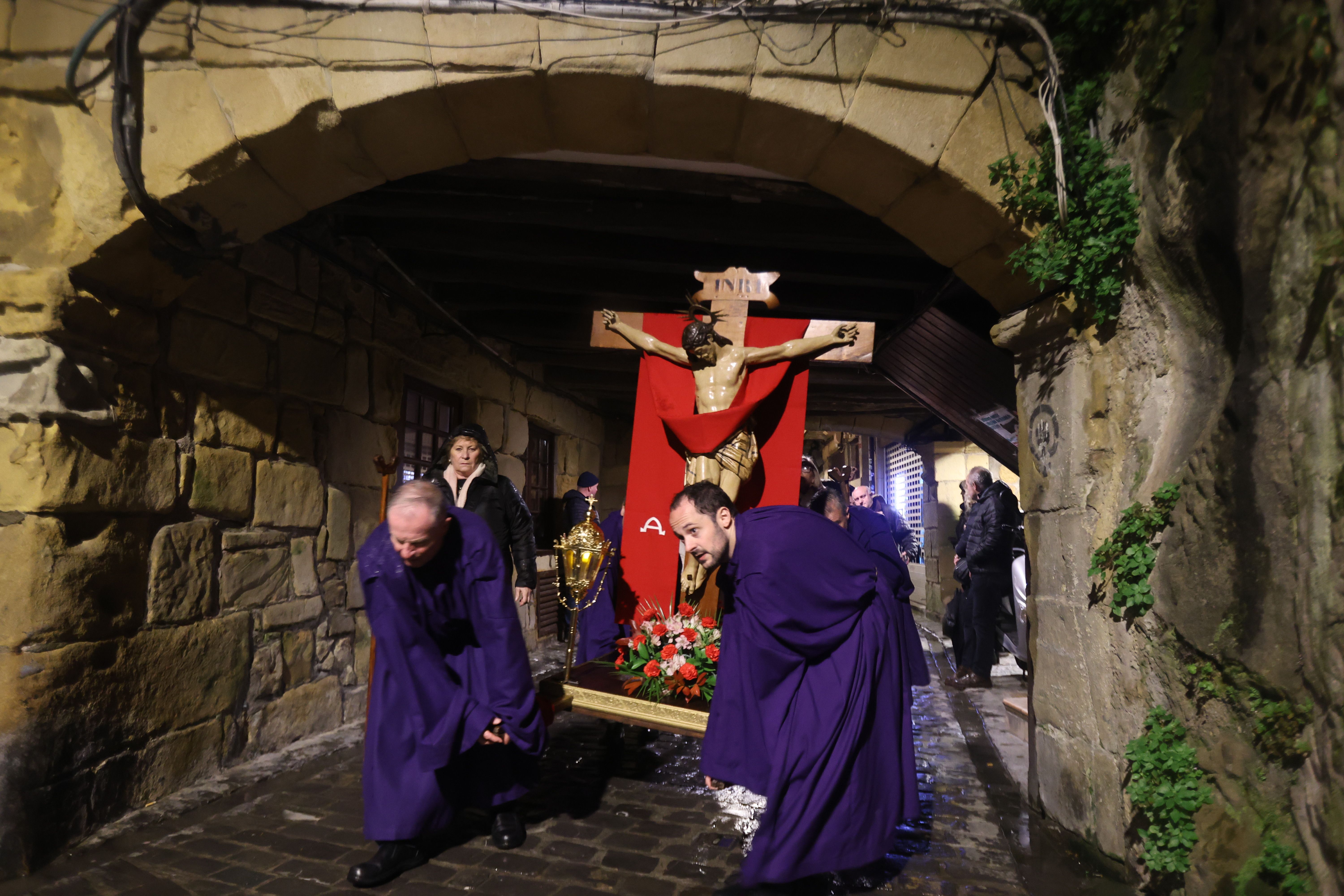 Tradicional procesión del Santo Entierro en Pasai Donibane