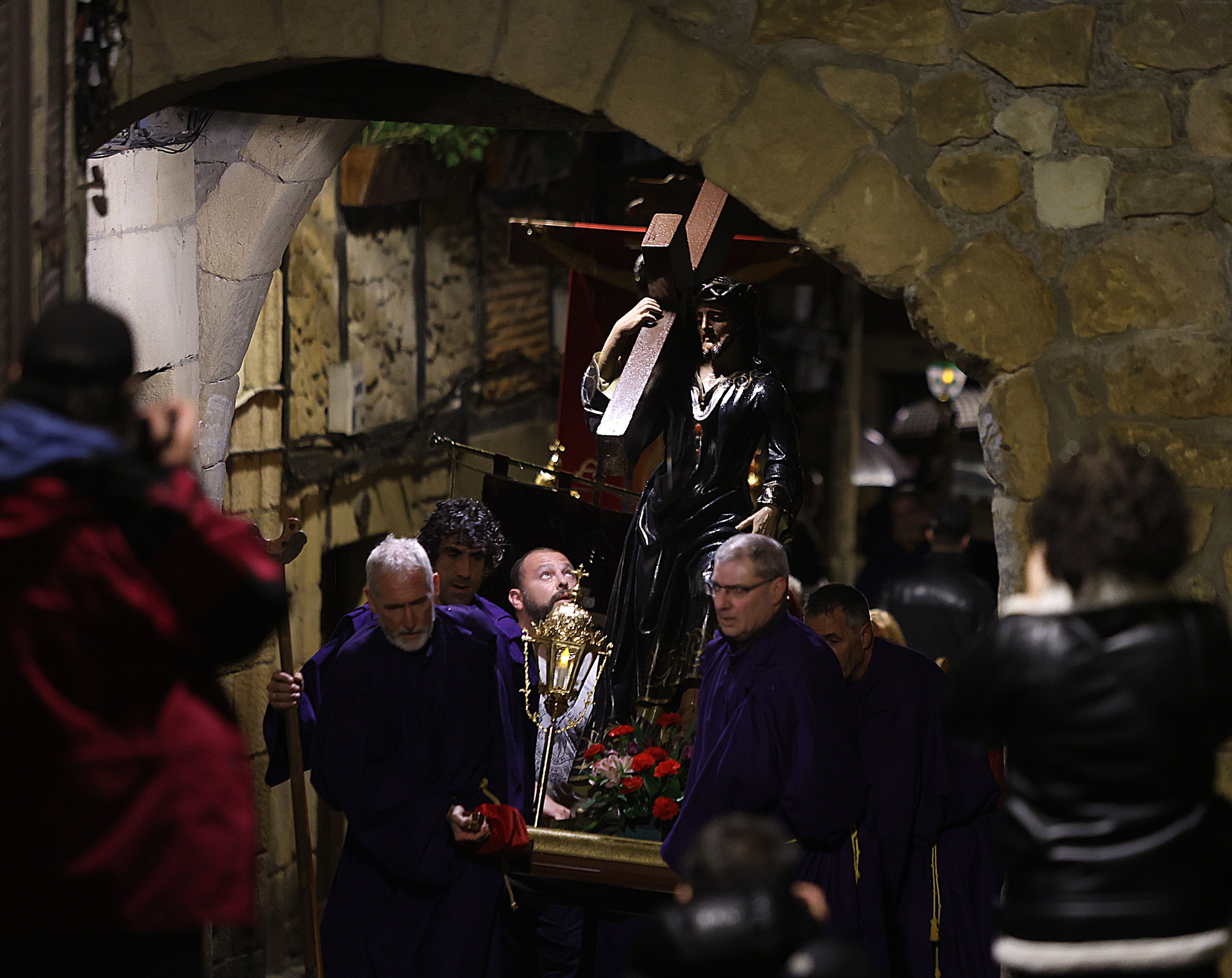 Tradicional procesión del Santo Entierro en Pasai Donibane