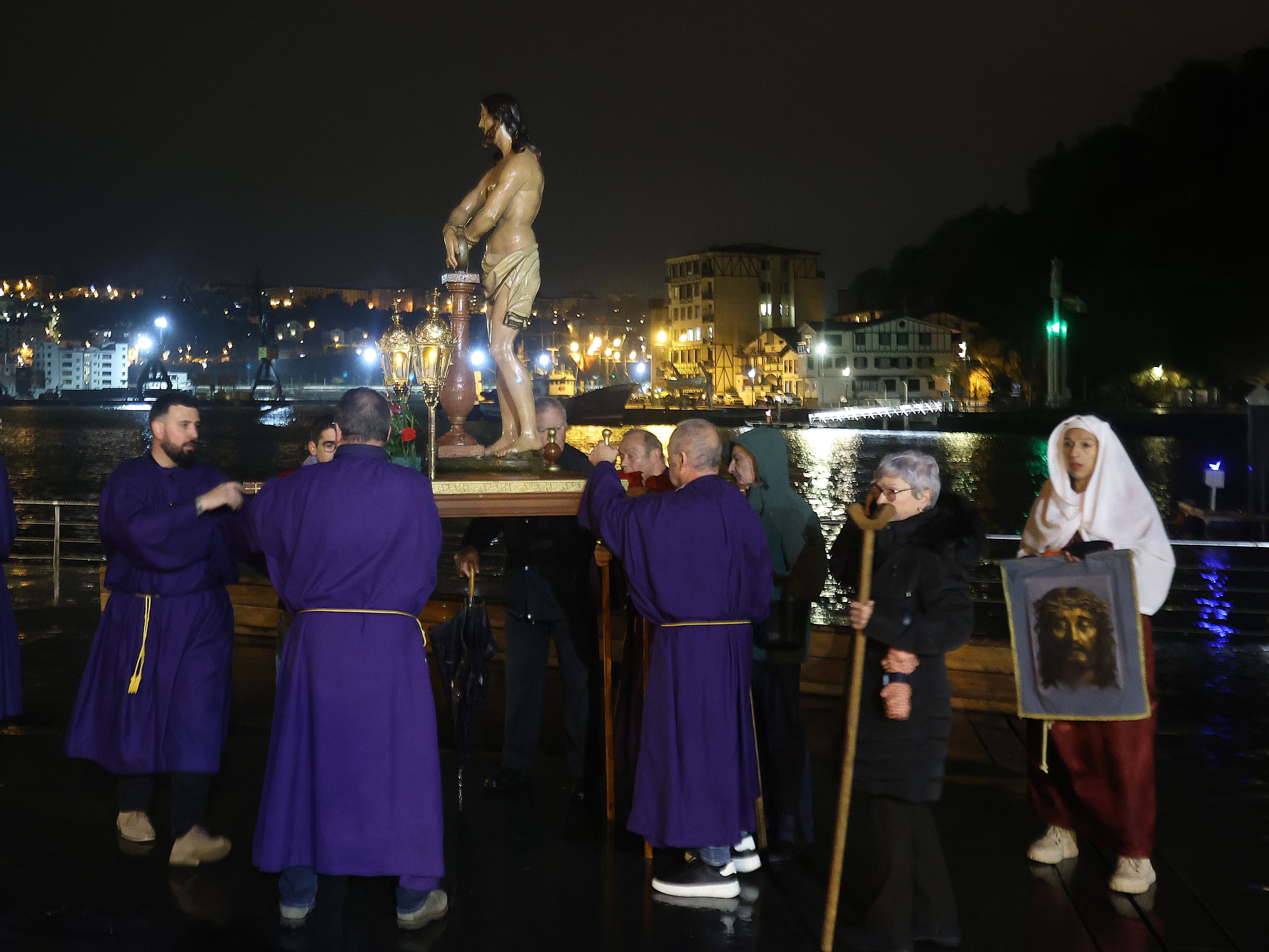 Tradicional procesión del Santo Entierro en Pasai Donibane