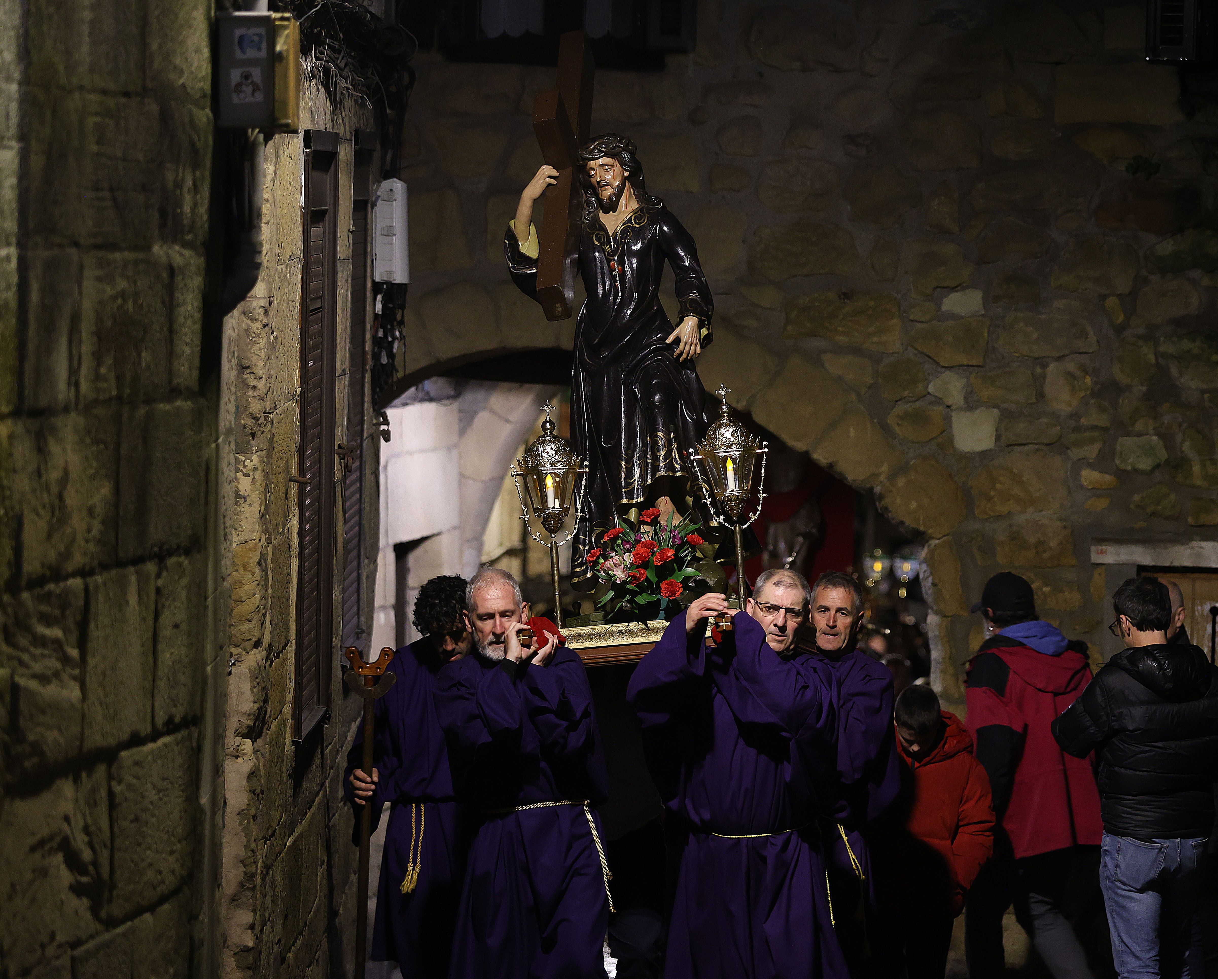 Tradicional procesión del Santo Entierro en Pasai Donibane