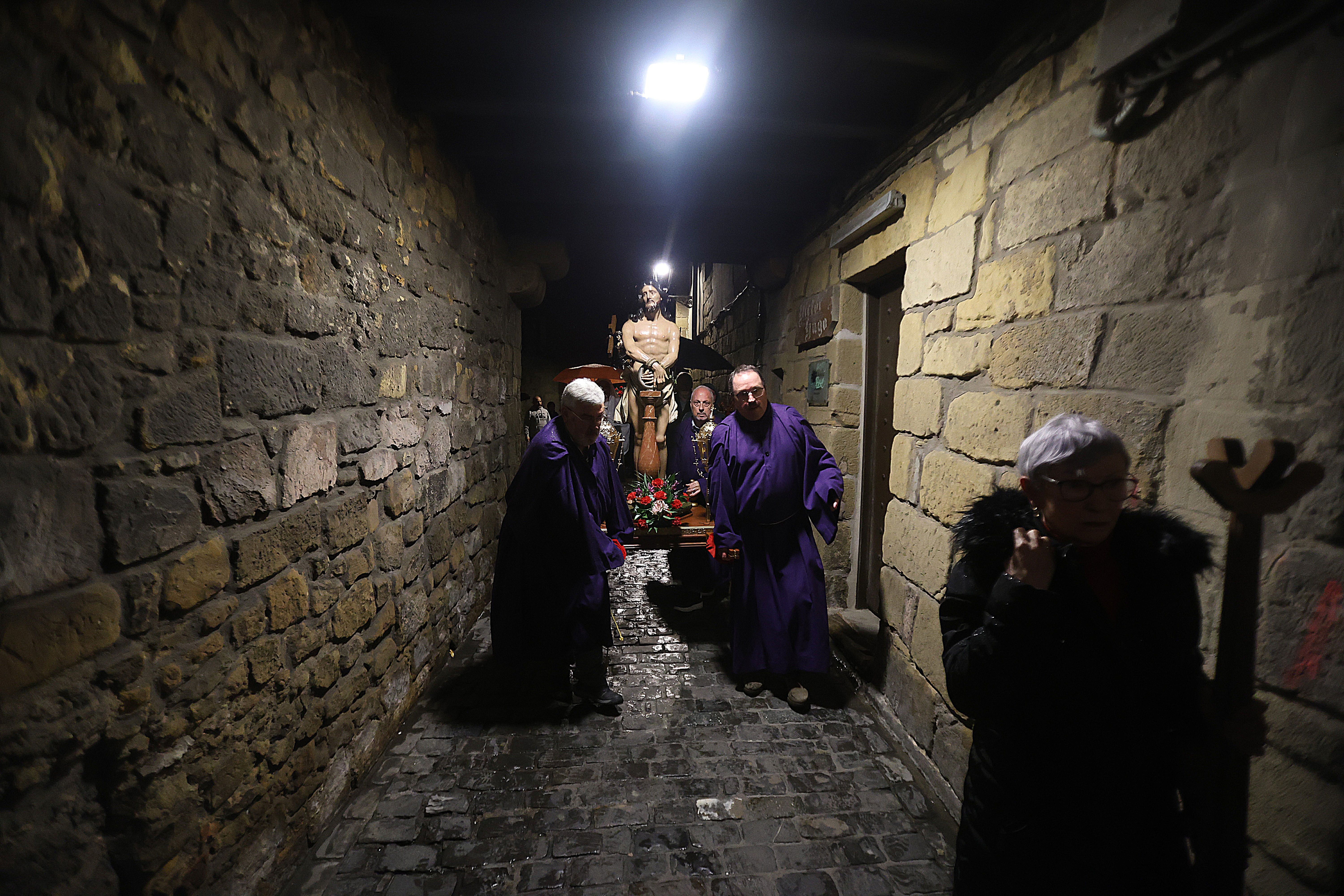 Tradicional procesión del Santo Entierro en Pasai Donibane