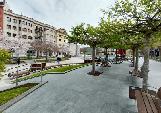 La plaza San Juan, hoy en día un espacio peatonal dotado de nuevos elementos como la estación de reparación.de bicis o la biblioteca libre.