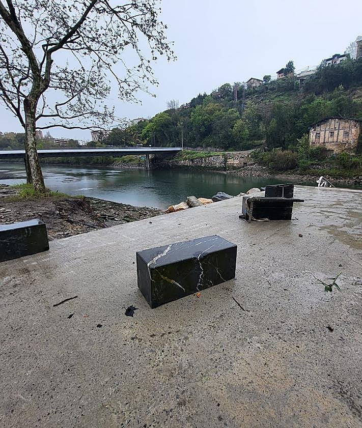 Imagen secundaria 2 - El fuerte oleaje en el Peine del Viento donostiarra provoca un susto entre los turistas