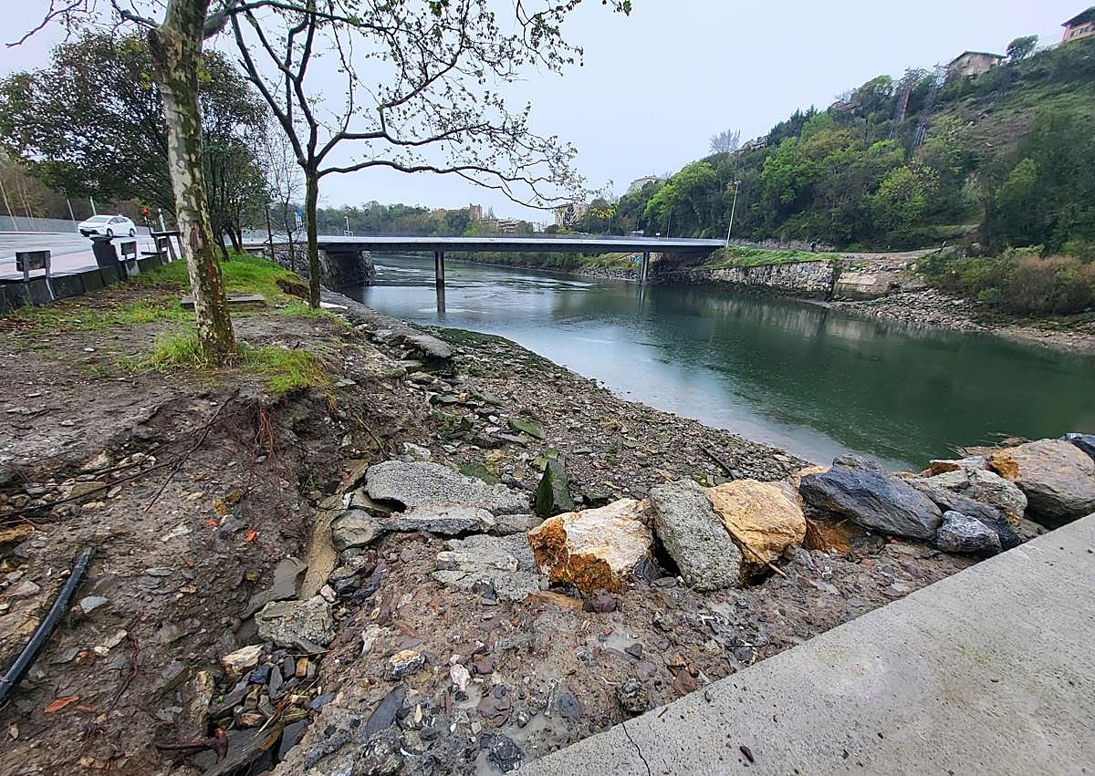 Imagen secundaria 1 - El fuerte oleaje en el Peine del Viento donostiarra provoca un susto entre los turistas
