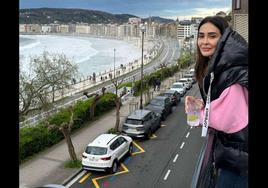 Vicky Martín Berrocal en el balcón del hotel con vistas a La Concha donostiarra.