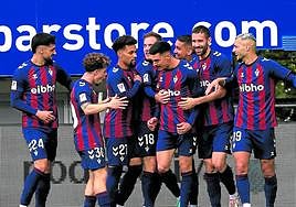 Nolaskoain, Soriano, Konrad, Bautista, Sergio, autor del segundo gol, Matheus, Venancio y Stoichkov lo festejan sobre el césped de Ipurua.