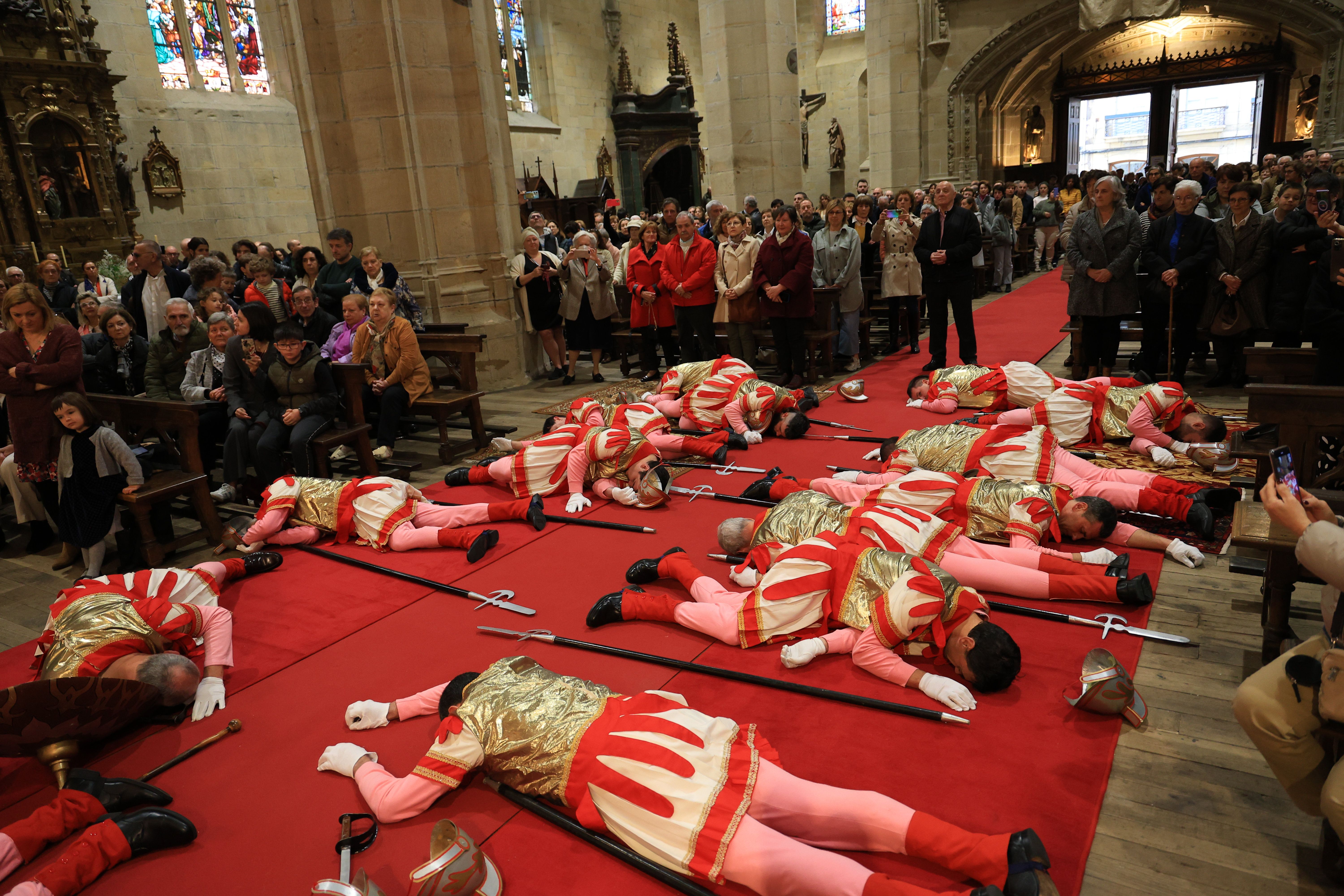 Hondarribia vive la tradicional caída de los romanos