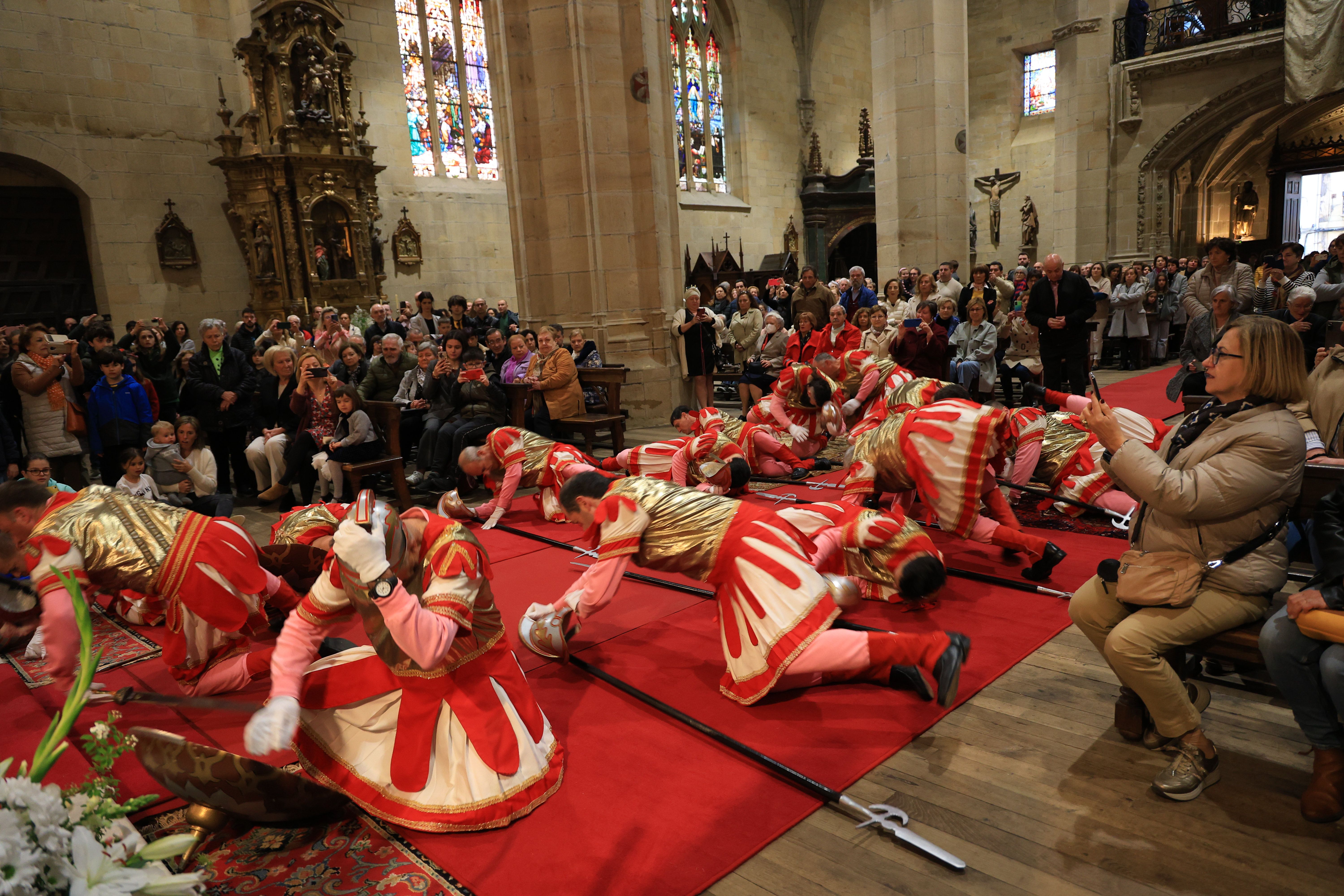 Hondarribia vive la tradicional caída de los romanos