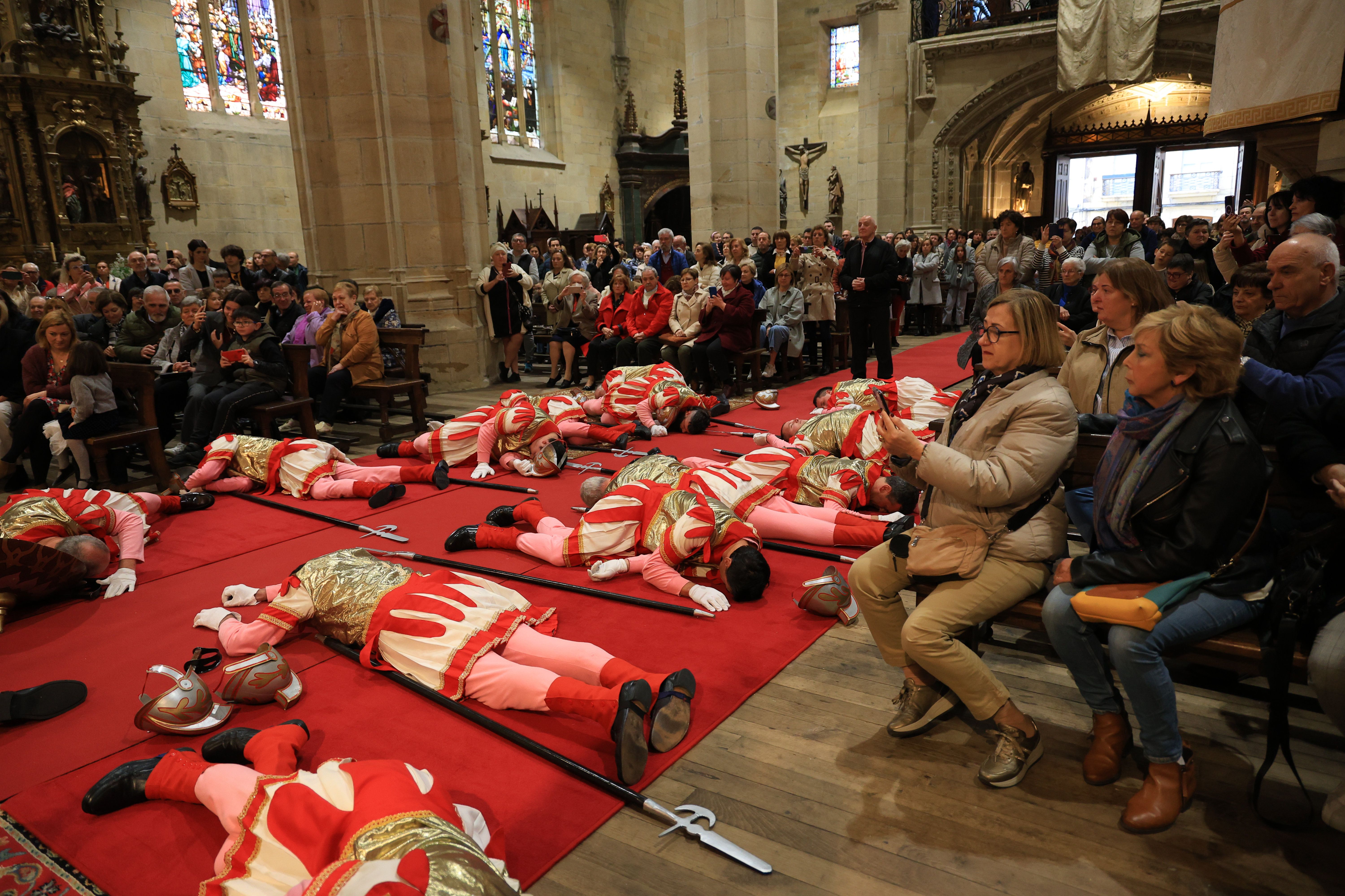 Hondarribia vive la tradicional caída de los romanos