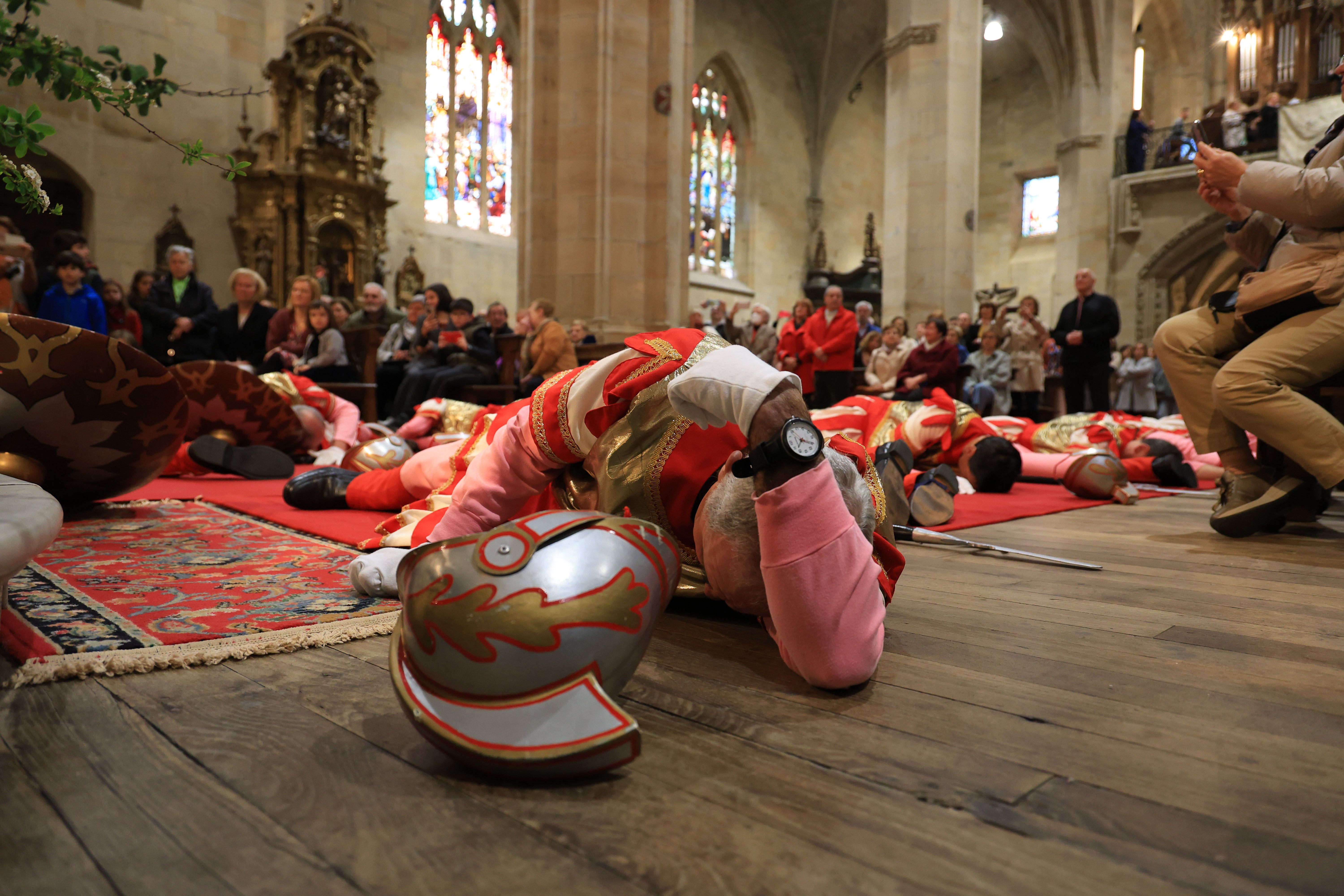 Hondarribia vive la tradicional caída de los romanos