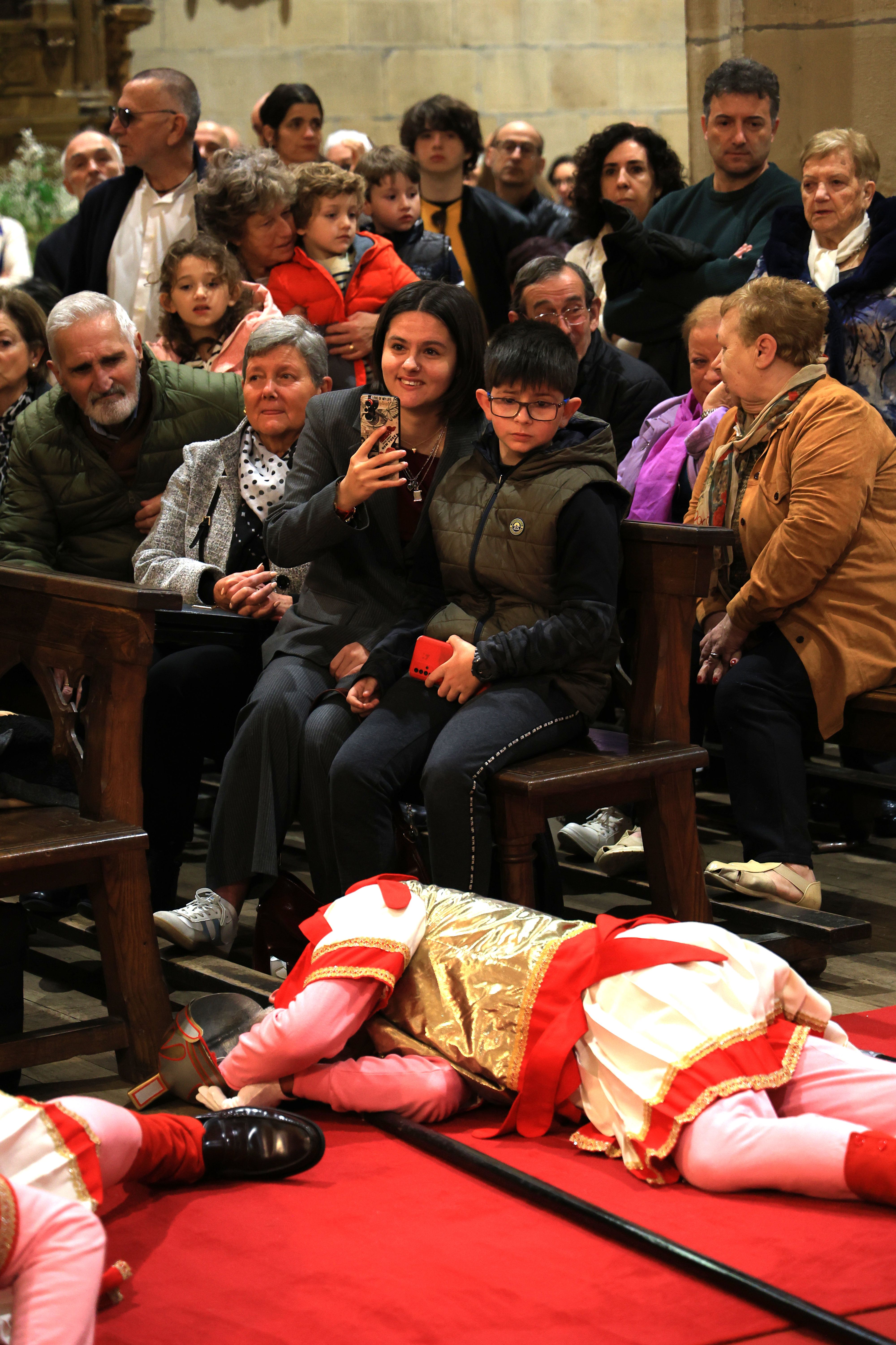 Hondarribia vive la tradicional caída de los romanos