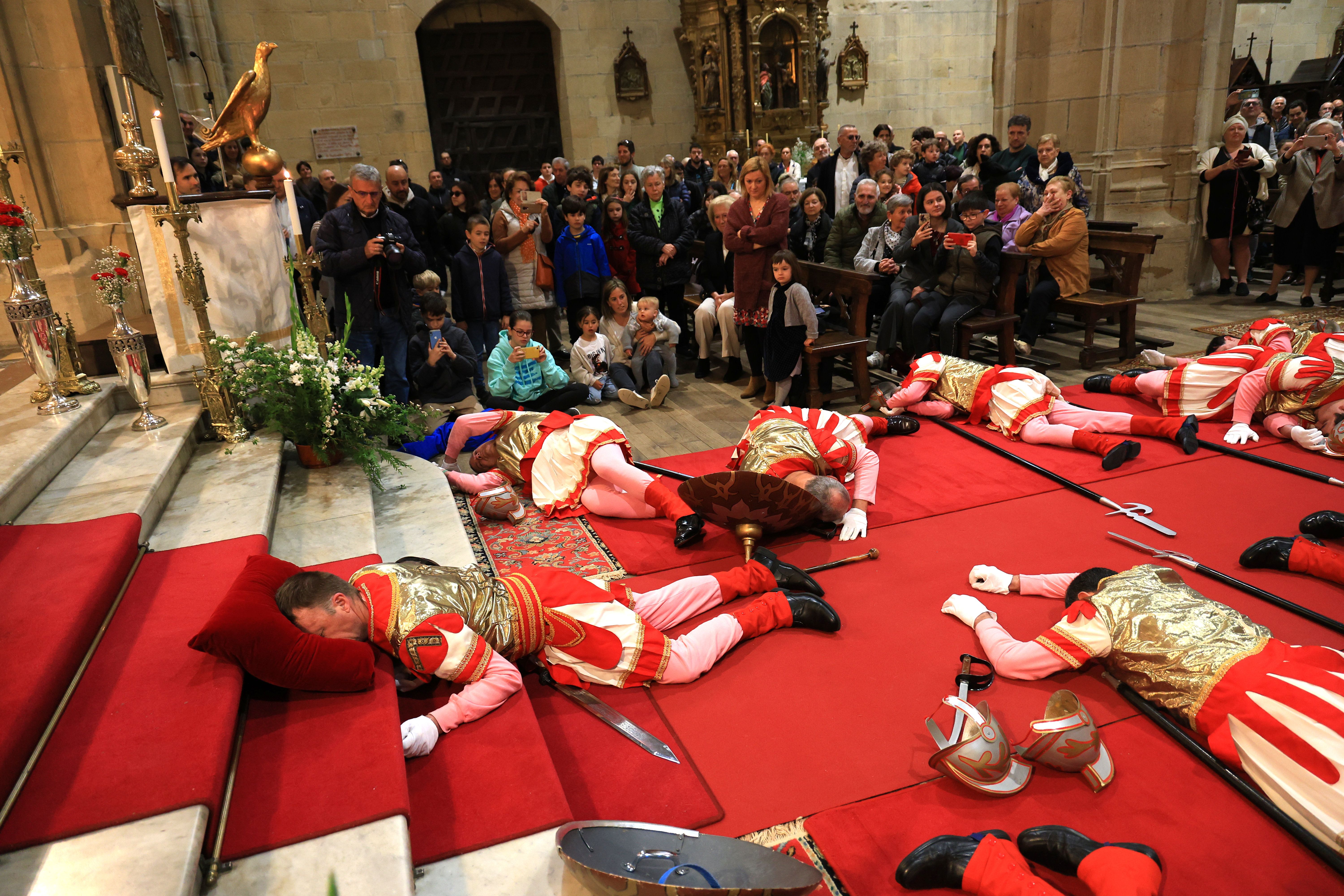 Hondarribia vive la tradicional caída de los romanos