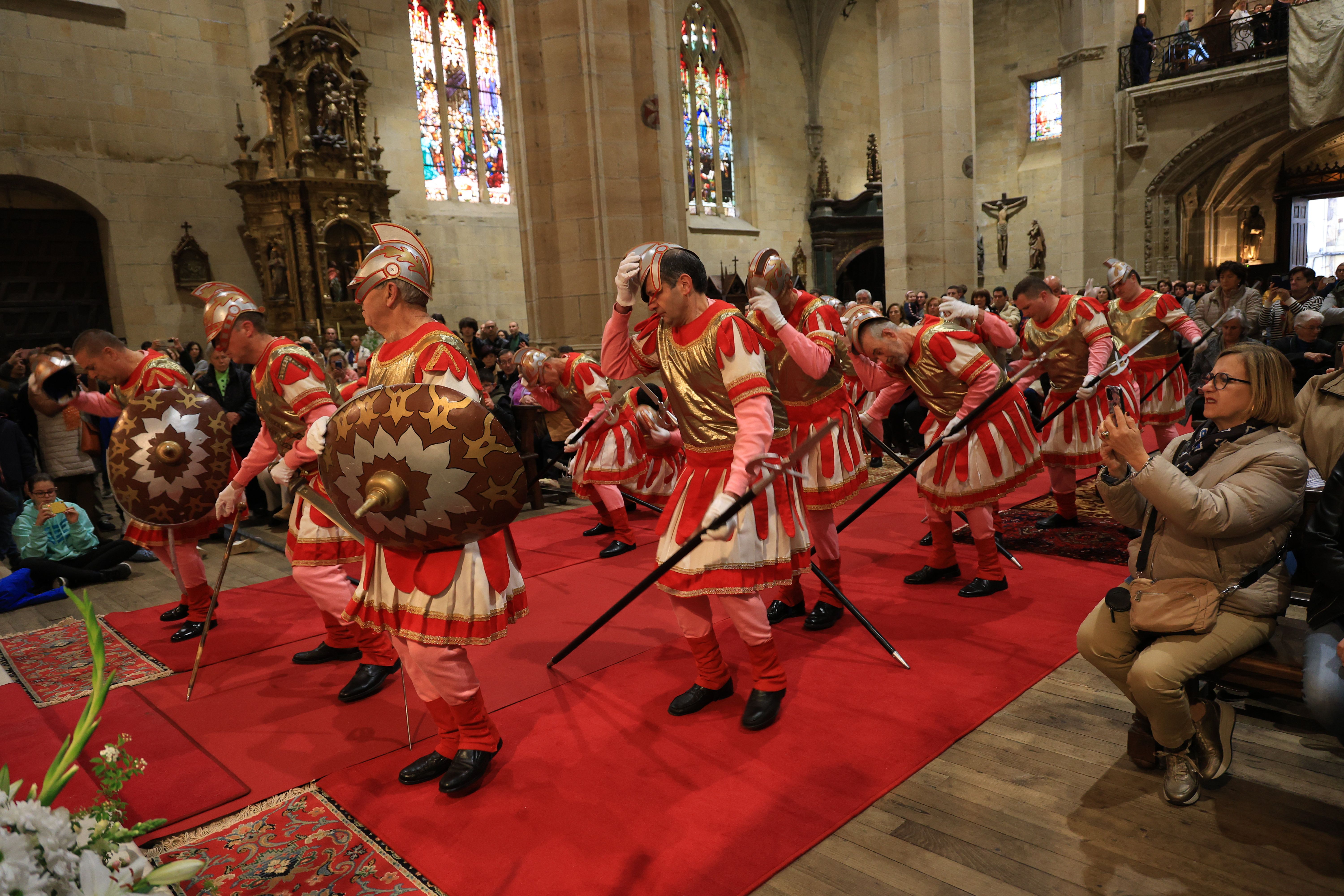 Hondarribia vive la tradicional caída de los romanos