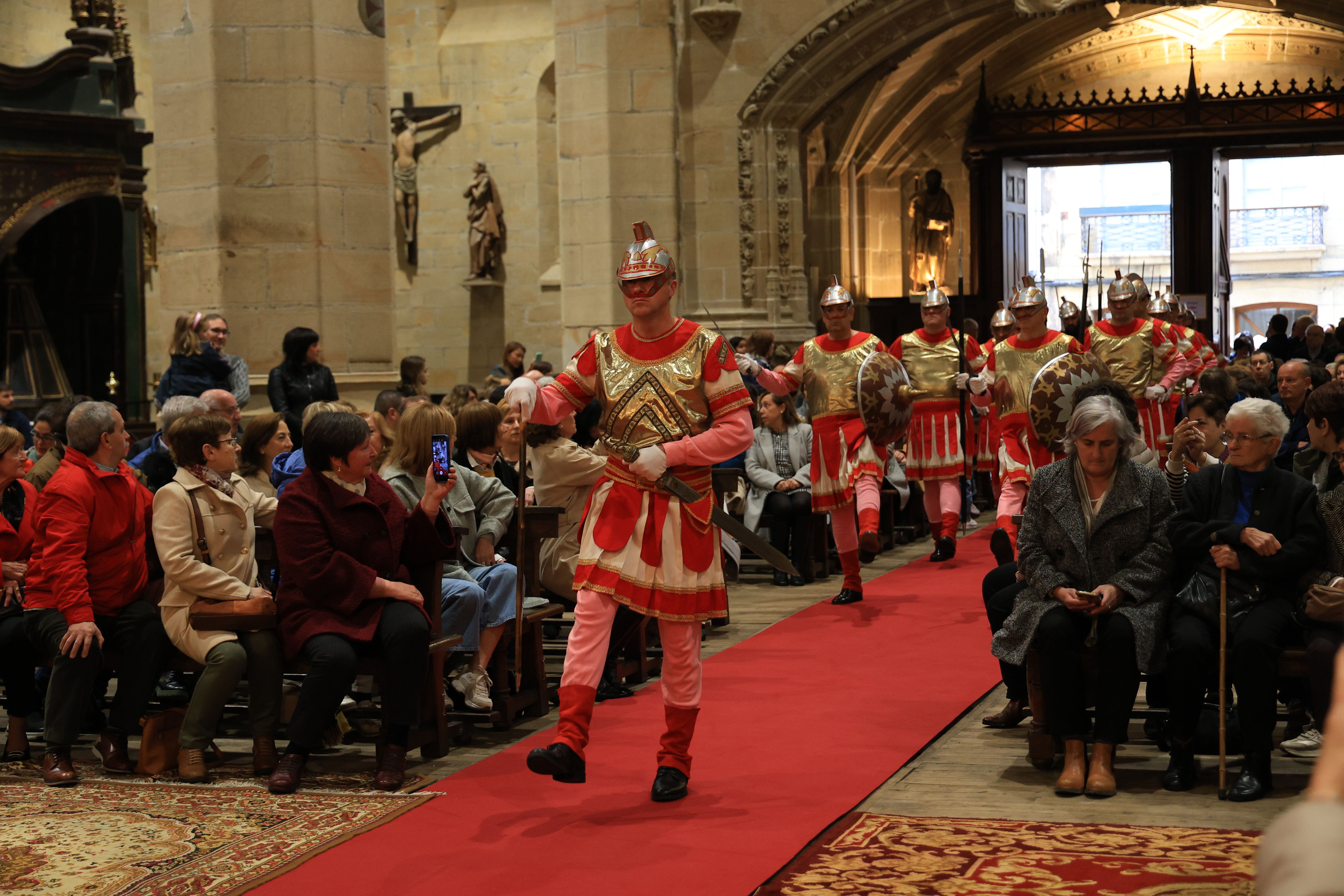 Hondarribia vive la tradicional caída de los romanos