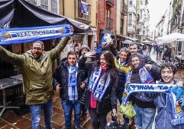 La parte vieja gasteiztarra se llenó de colores txuri-urdines en una previa pasada por agua.