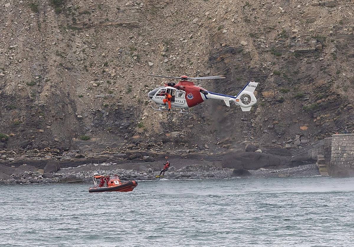 Efectivos de Ertzaintza y Cruz Roja se coordinan durante unas labores de salvamento.