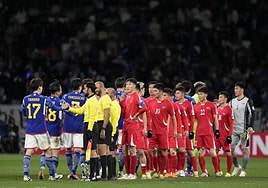 Los jugadores de Japón y Corea del Norte se saludan, en el encuentro que las dos selecciones disputaron en Tokyo el pasado 21 de marzo.