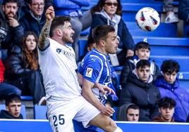 Javi Galán salta a por un balón con Andoni Gorosabel, durante el partido de ayer en Mendizorrotza.