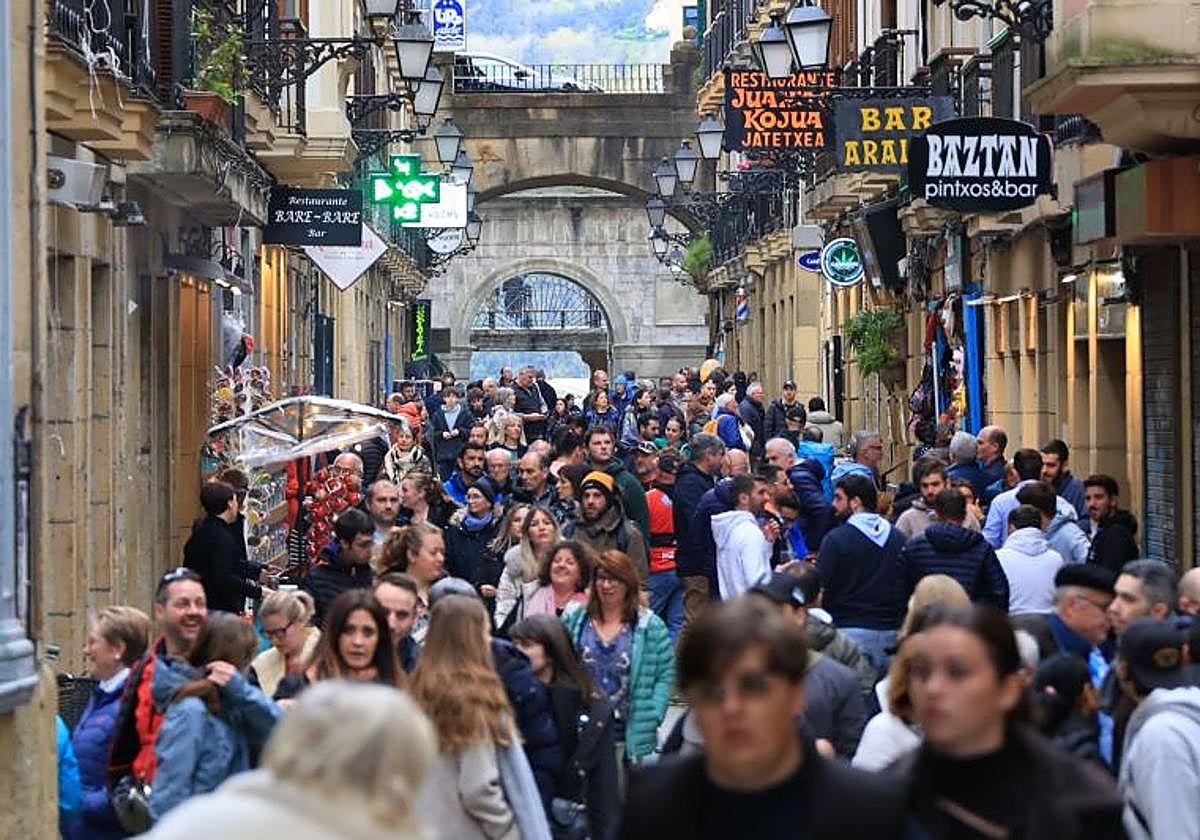 Las calles de la Parte Vieja donostiarra se llenaron de turistas y aficionados de rugby franceses durante el día de ayer.