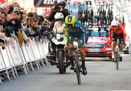 Primoz Roglic, en la llegada a meta antes de desviarse.