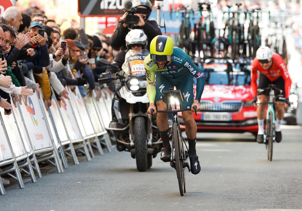 Primoz Roglic, en la llegada a meta antes de desviarse.